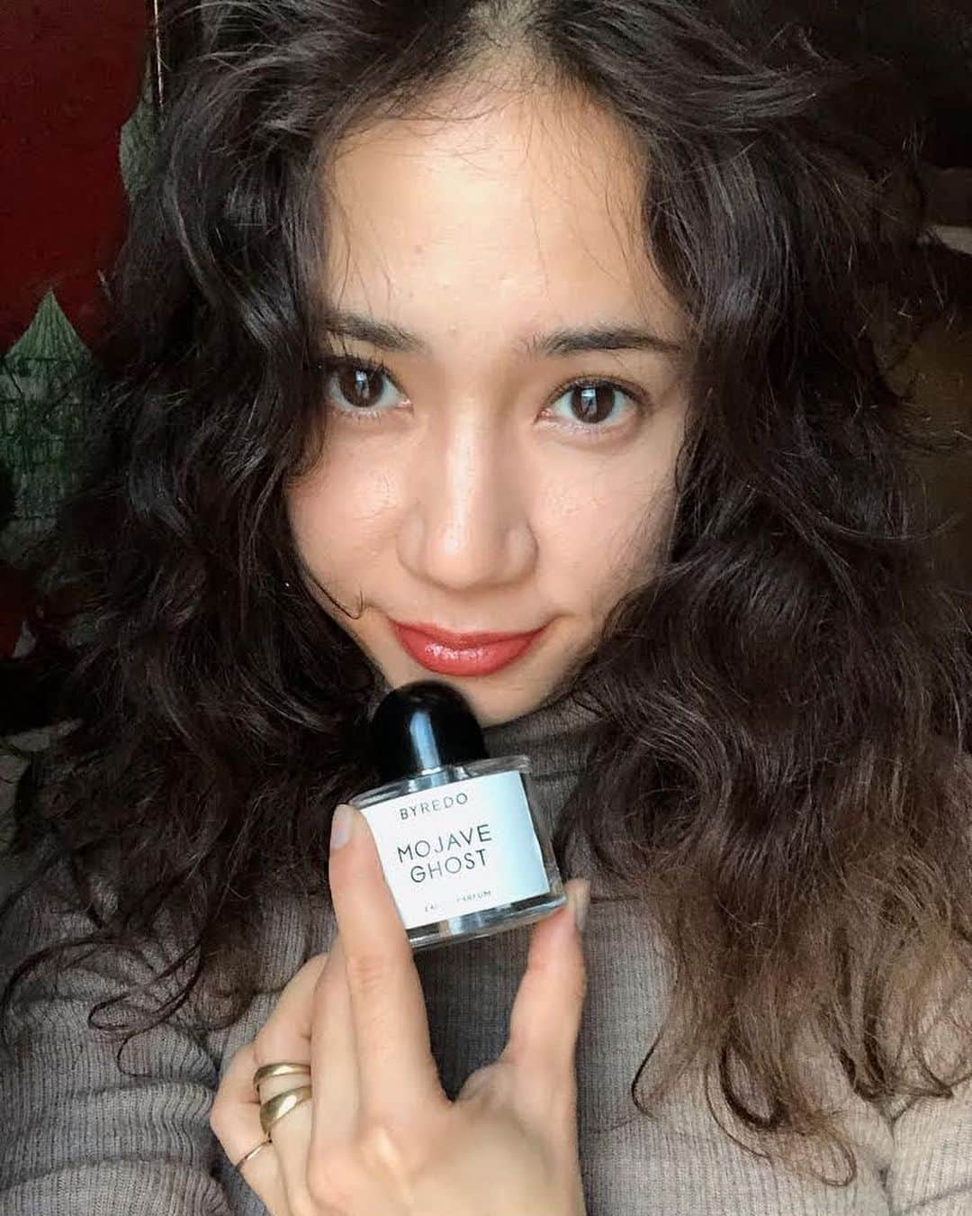 ELLE girl JAPANさんのインスタグラム写真 - (ELLE girl JAPANInstagram)「おしゃれの仕上げに欠かせないのがフレグランス🧚🏻‍♀️リラックスできる香りや、気分の上がる香り、どんなフレグランスが好き？😌エルガールがみんなの一押しフレグランスをリサーチ🦢﻿ ﻿ 💁🏻‍♀️エル・ガール ユニ ベイカー恵利沙 @bakerelisa ﻿ ☁️「 #バレード 」の"モハーヴェゴースト" @officialbyredo ﻿ ﻿ NYのバーニーズの香水のフロアで購入しました！冬らしくウィッディーで、癖のある甘さが残るのが好き❄️夏はフレッシュなもの、冬は少し癖のある重めの香りをつけるようにしています♡﻿ ﻿ 🦄🦄🦄﻿ @ellegirl_jp ではみんなの素敵な投稿をご紹介♡﻿ 1月は「 #香水 」「 #ネイル 」の写真を募集中🤳﻿ #ellegirluni や @ellegirl_jp をタグ付けして投稿してね📲﻿ ﻿ ﻿ #ellegirl #ellegirluni #フレグランス #香水好き #香水マニア #香水コレクション #香り #香りのある暮らし #香水瓶 #byredo #byredoparfums #byredo香水 #nyc #ニューヨーク #ニューヨーク土産 #ニューヨーク生活 #モハーヴェゴースト #mojaveghost #ベイカー恵利沙 #バーニーズニューヨーク #barneysnewyork」1月26日 19時46分 - ellegirl_jp