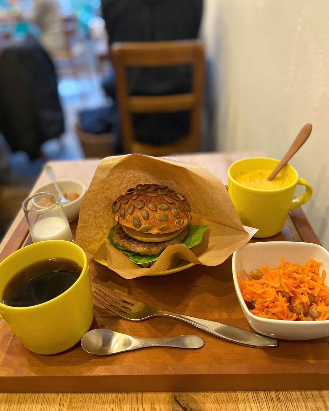 みかさんのインスタグラム写真 - (みかInstagram)「今日は神奈川へドライブへ〜  で、ずっと行ってみたかった #ブーランジェリーヤマシタ さんへも 寄ってもらい、 おひとりさまランチも❤︎ パンかラーメンかな 選択で、みんなラーメンへ😂 おかげでのんびり食べられた✌️ *  おすすめなハンバーガーに スープとサラダを付けたセットに。 器も素敵〜✨ パンがまず美味しくて👀❗️ お野菜もジューシーなパテも◯ パンの主張を感じつつ 一体感あるハンバーガーに仕上がって ました😋 キャロットラペも 熱々なかぼちゃスープも コーヒーもこだわり感じ、 とっても美味しかったです。 *  パン屋さんの方も 食堂も素敵で ゆったり時間が流れてて 癒されました。 もちろんパンもたくさん買い込み ました😋 全種類買いたくなるくらい どれも美味しそうでした。  暖かくなったら電車旅🚃で 行ってみたくなりました。 *  その後は海行って 夫を塩水に浸けて😂 ロピア寄って帰宅〜 夫は運動したりなかったのか 10km走ってた💦 タフ、、、 *  #boulangerieyamashita#パン屋さん巡り#パン屋さん#パン大好き#ハンバーガー#ランチ#パンランチ#キャロットラペ#ベーカリーカフェ#カフェ#cafe#bakery#bakerycafe#lunch」1月26日 19時39分 - mikasko