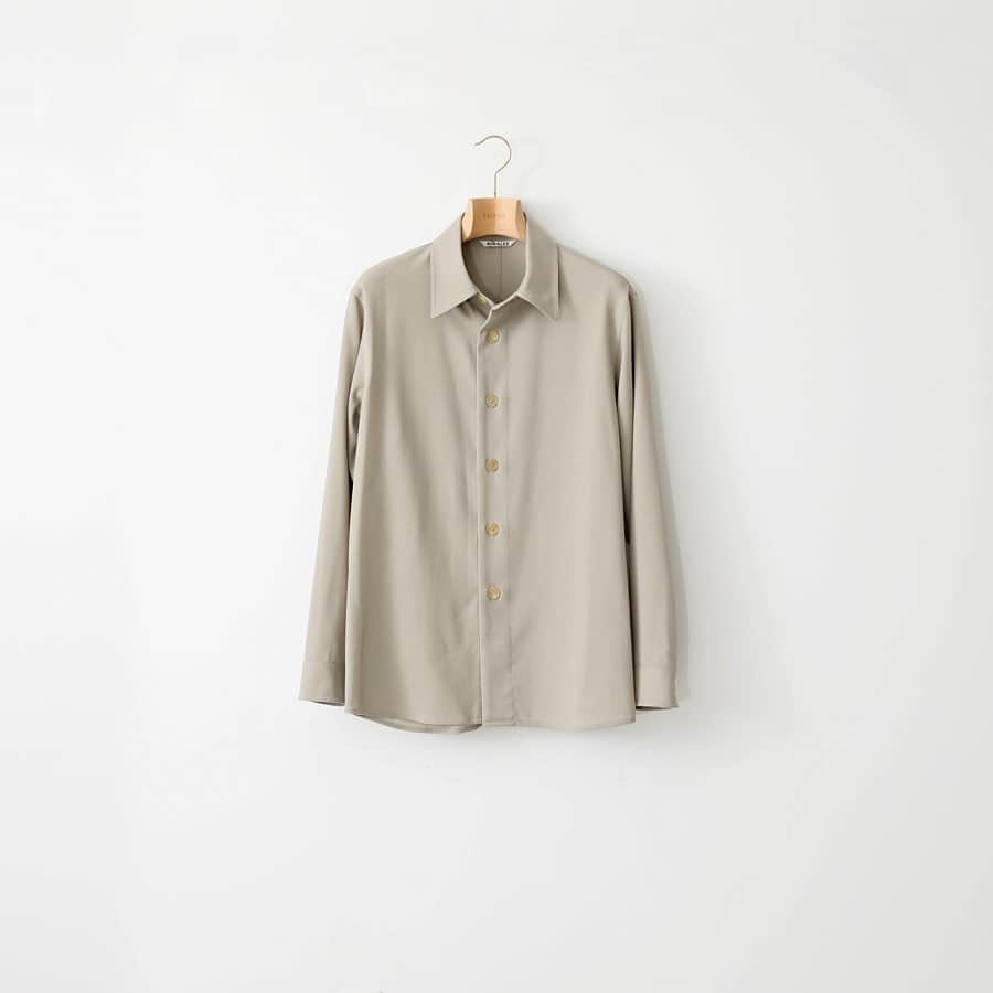 のインスタグラム：「【AURALEE】- 2020  Spring&Summer - ﻿ 《HARD TWIST WOOL DOBBY SHIRTS》﻿ ﻿ キメの細かく上質なウールを使用したオーバーシャツ。﻿ ドライタッチのハリのある生地はさわやかな着心地です。﻿ ﻿ 未幅をたっぷりとったゆとりのあるシルエットは、アウターとしてもインナーとしても着こなせる万能な一着。﻿ ﻿ スタイリングを使い分けて長く着用していただけます。﻿ ﻿ また、同じ生地でのジャケットとスラックスも展開。セットアップでの着用もオススメです。﻿ ﻿ ﻿ ﻿ ﻿ Shirt :【AURALEE】¥42,000+tax﻿ No . 20050310001710﻿ ﻿ ﻿ ﻿ ﻿ ﻿ ﻿ ﻿ ﻿ ﻿ ﻿ ﻿ ﻿ ﻿ ﻿ #edifice #auralee #mensshirt #shirtstyle #2020ss #mensfashion #mensstyle #menswear #wooldobby #auralee2020ss #navyshirt #menwithclass #menwithstyle #mensclassic #mensclothing #mensclothes #dapper #dapperman #dapperstyle #エディフィス #オーラリー」