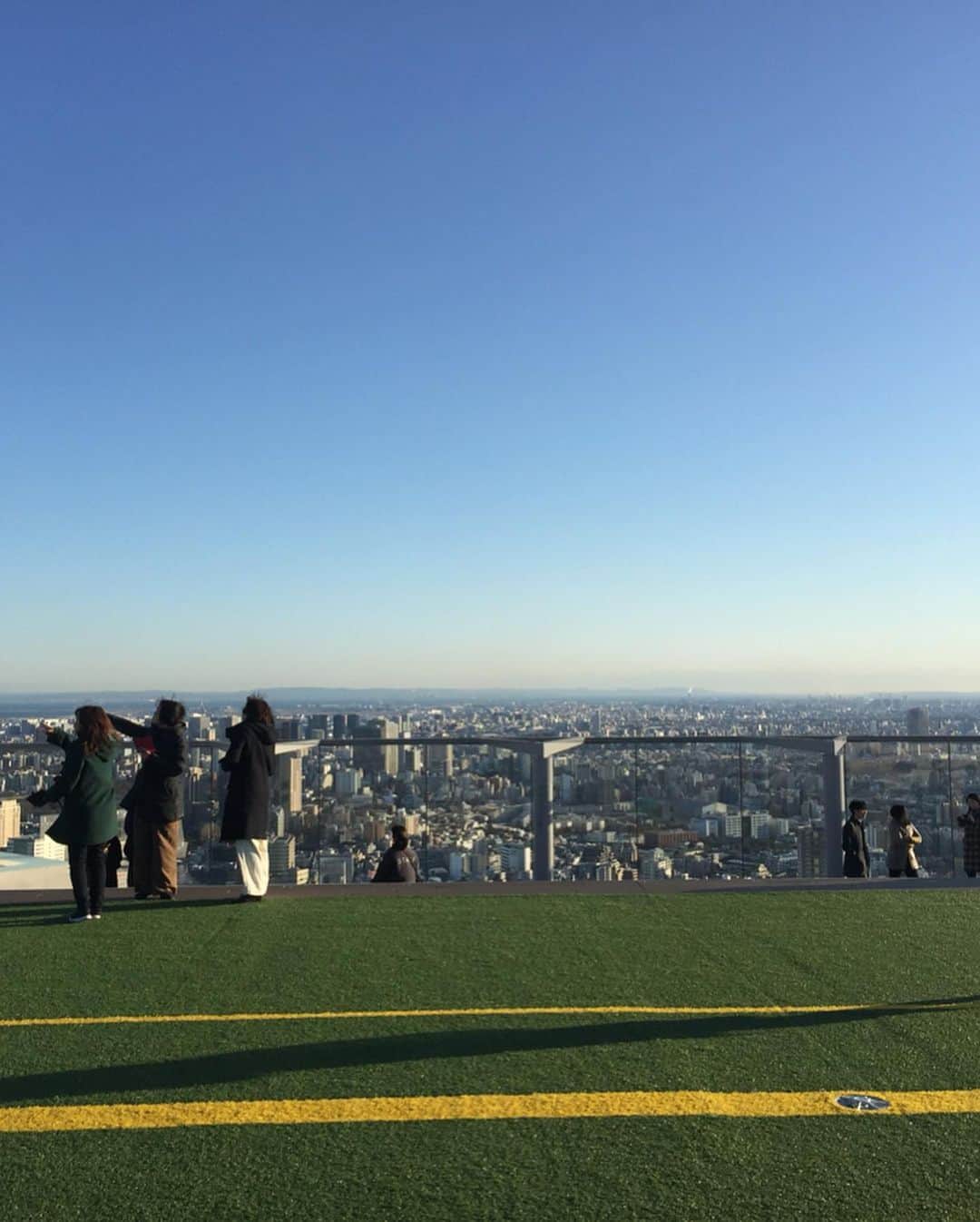 ホワイトニング専門クリニック ホワイトラボ東京 渋谷さんのインスタグラム写真 - (ホワイトニング専門クリニック ホワイトラボ東京 渋谷Instagram)「* #渋谷 クリニックの目の前に新しい商業ビルが🏙 上の方は展望スペースになっていて まさかの外に出られます！ ヘリポートからみる青空と空気が最高 * * 空ってこんなに広かったっけ？？ という位一面空🌈 ソファー🛋もあって屋上でゆっくりできます。 皆様も #ホワイトラボ東京 の帰りに 是非寄ってみてください！ 晴れた日は最高です😆😆😆 * * #青空 #bluesky #空 #渋谷の新名所 #展望 #ヘリポート #気持ち良い #ホワイトニング #オフィスホワイトニング #ホワイトニング渋谷 #ホワイトニング銀座 #写真 #心が洗われる #観光 #渋谷駅前 #渋谷スカイ #shibuyasky #渋谷スクランブルスクエア #tokyo #teethwhitening #whitelabtokyo」1月26日 19時41分 - whitelabtokyo