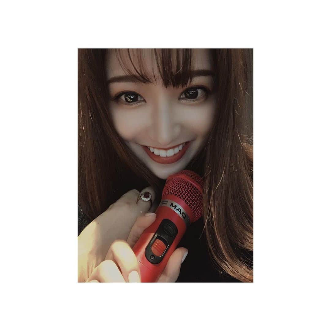 のインスタグラム：「🎤カラオケに 家族3人での予定が多くて 嬉しいなぁー🐭❤️ ワクワクする予定があると 楽しいわよねっっ  #楽しい　#嬉しい　 #カラオケ  #赤マイク　#赤リップ #ルビー　#指輪　#スマイル」