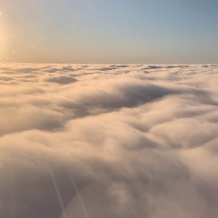 ブライアン・アダムスのインスタグラム：「Tonight you will be mine, up on cloud number 9. #bryanadamscloudnumber9 #cloudnumber9 #bryanadamsonadayliketoday」