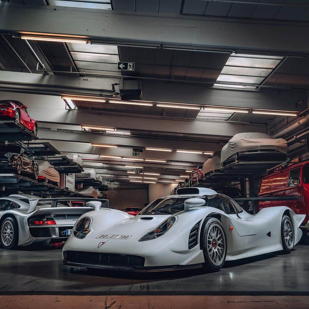 Porscheさんのインスタグラム写真 - (PorscheInstagram)「The most extreme road-going 911 in Porsche history. @thespeedhunters discovered not one, but two 911 GT1 ‘Straßenversion’ - models (German for 'Streetversion') and hit the public roads for a once in a lifetime driving experience. (📸: @mark_scenemedia) #Porsche #PorscheMuseum」1月26日 19時55分 - porsche