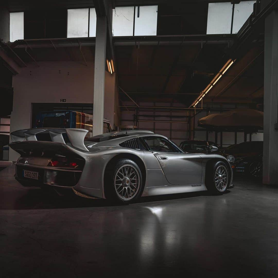 Porscheさんのインスタグラム写真 - (PorscheInstagram)「The most extreme road-going 911 in Porsche history. @thespeedhunters discovered not one, but two 911 GT1 ‘Straßenversion’ - models (German for 'Streetversion') and hit the public roads for a once in a lifetime driving experience. (📸: @mark_scenemedia) #Porsche #PorscheMuseum」1月26日 19時55分 - porsche