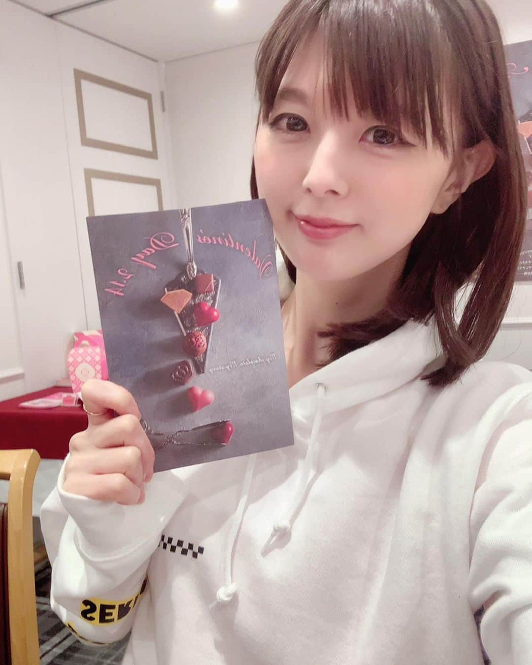 satomiさんのインスタグラム写真 - (satomiInstagram)「1/31(金)～2/14(金)に開催される2020 TOBU Valentine's Day 2.14のスペシャルテイスティングイベントに参加させて頂きました💓 * * 定番から東武初出店のブランドまで幅広いし チョコレートだけじゃなくて焼き菓子の種類も 豊富でした💓 * * 今年は特にデザインが凄く凝ってるのが 多かったので見ても美しい〜♡♡ * * 1/31(金)から開催されるのでぜひ池袋に来た際は 行ってみてね🌟 * * #池袋東武  #池袋東武2020バレンタイン  #バレンタインデー  #ショコラマルシェ #バレンタイン #バレンタインチョコ #東武百貨店 #チョコレート大好き #チョコ #Valentine #chocolate #さとみのグルメ記録 #池袋 #デパ地下 #オススメチョコ」1月26日 19時50分 - saatoomii47