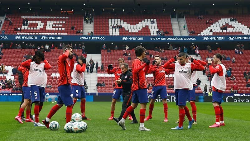 アトレティコ・マドリードさんのインスタグラム写真 - (アトレティコ・マドリードInstagram)「[🔥🔛] ¡A calentar! ⚽ #AtletiLeganés | 🔴⚪ #AúpaAtleti」1月26日 19時51分 - atleticodemadrid