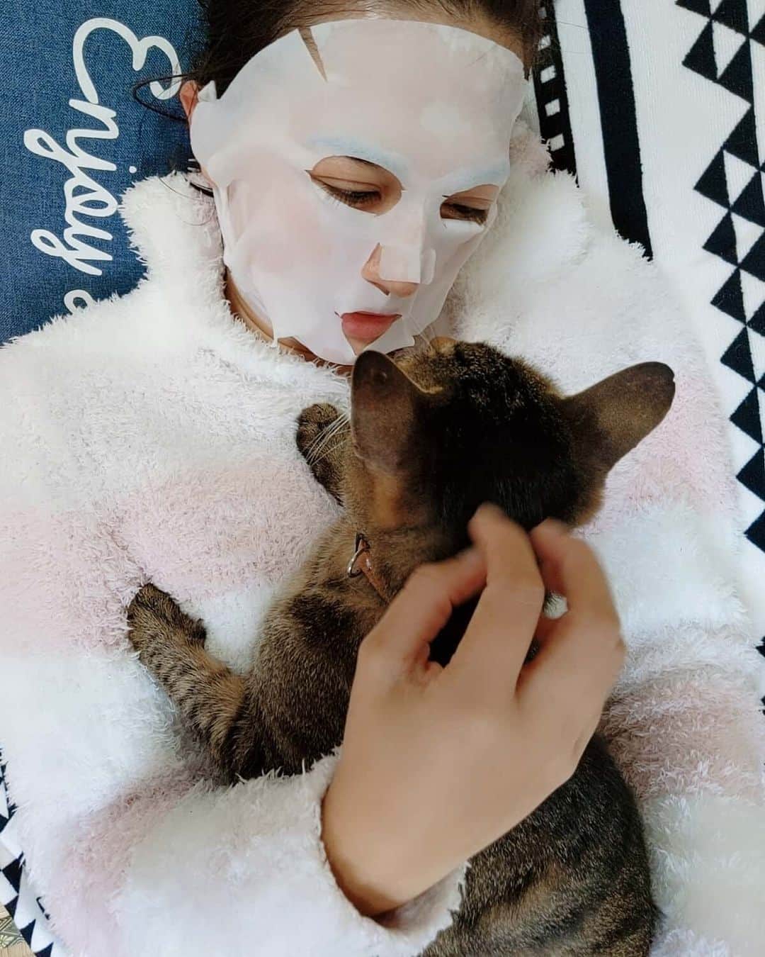 のインスタグラム：「パック姿で失礼します♥  特別なパックをいただきました✨  何が特別って、  私の行ってみたい国最上位のフィンランドのパックなんです✨  白樺樹液で肌に潤いを☺  小分けになっていて、旅先にも持っていきやすいですね✨  保湿力がすごくて、しっとりします✨  冬は乾燥するもんね。 さすが、雪のイメージが強いフィンランド産♥ いつか訪れたい場所の製品を使うとちょっと近寄った気がする単純な私。（笑）  珍しく小さな虎？大きな猫？ が出演してくれました。 寒いとくっついてれるので、 冬の楽しみの一つです。😺 #シートマスク #保湿 #スキンケア #ナチュラルマジェスティ #美容 #パック #白樺樹液 #フィンランドエクストラモイスチャーマスク #pr#美意識 #フィンランド#フィンランド産」