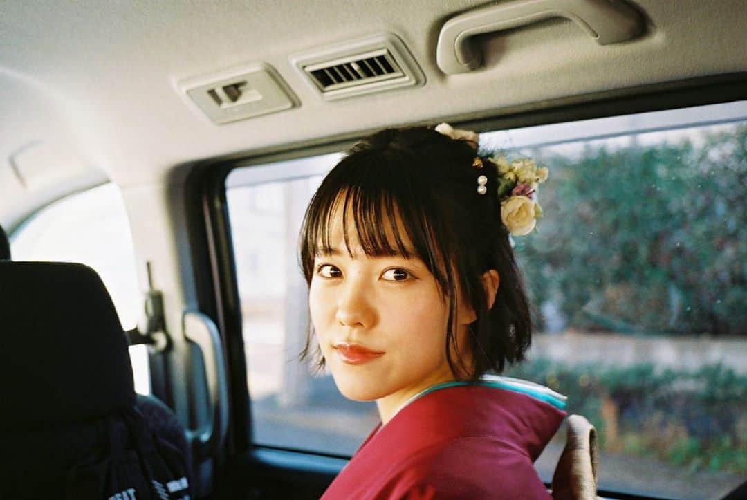 志田彩良のインスタグラム：「・ 成人式のfilm🎞 当日の髪飾りはおばあちゃん 手作りの布花💐 色味をオーダーして理想的な 素敵な髪飾りにしてくれました。」