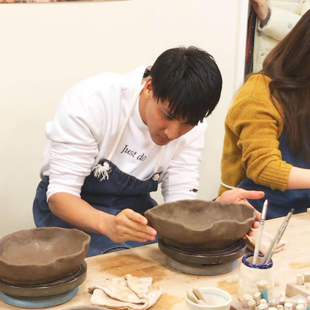 山本紘之さんのインスタグラム写真 - (山本紘之Instagram)「・ 陶芸手びねり体験。 カレー皿を作りました。 それはそれは真剣に作りました。 届くの2ヶ月後だけど、今からワクワクしてます。 いや、もう作ってる時からワクワクしてました。 すでに愛着が湧いてます。 ・ ・ #陶芸 #手びねり #箱根 #こだわりが強すぎて #愛が強すぎて #一番遅かった #大き過ぎると思いきや #焼くと10%縮むらしい #カレー食べたい #この皿で食べたい #今週から #長期休暇を頂きます #よろしくお願い致します」1月26日 20時03分 - yamamoto_hiroyuki.ntv