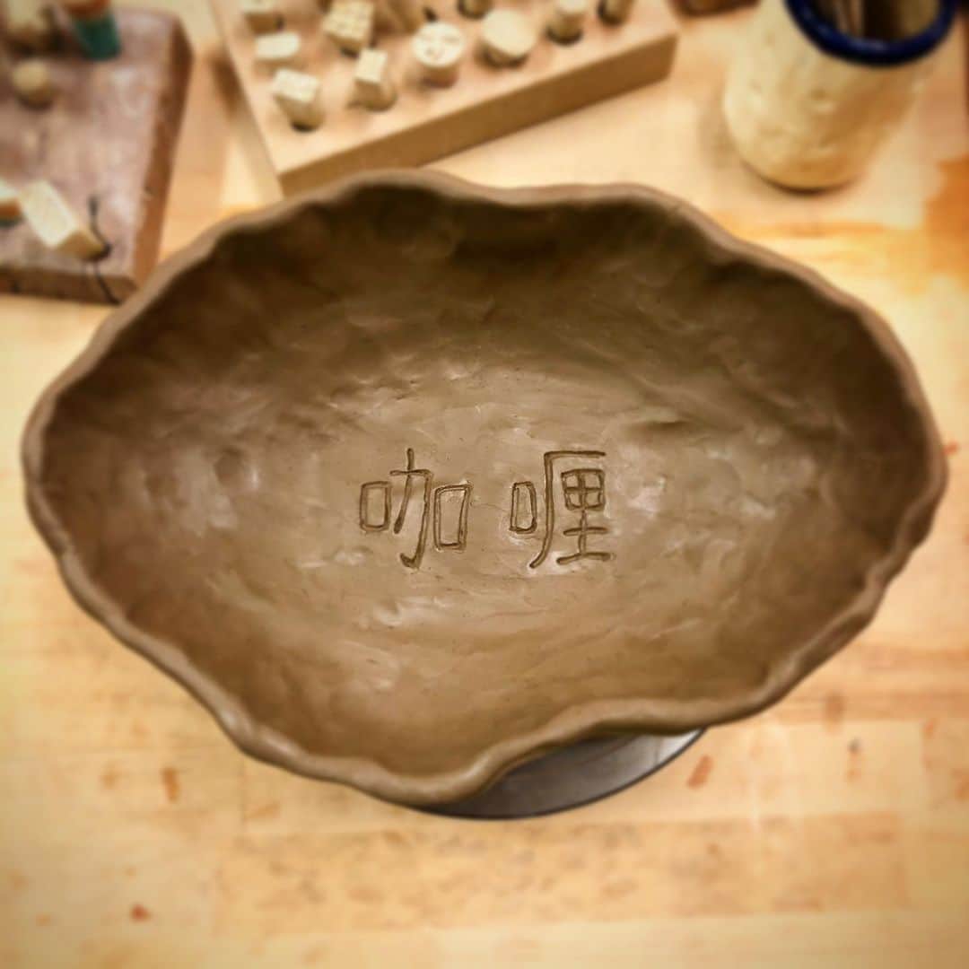 山本紘之さんのインスタグラム写真 - (山本紘之Instagram)「・ 陶芸手びねり体験。 カレー皿を作りました。 それはそれは真剣に作りました。 届くの2ヶ月後だけど、今からワクワクしてます。 いや、もう作ってる時からワクワクしてました。 すでに愛着が湧いてます。 ・ ・ #陶芸 #手びねり #箱根 #こだわりが強すぎて #愛が強すぎて #一番遅かった #大き過ぎると思いきや #焼くと10%縮むらしい #カレー食べたい #この皿で食べたい #今週から #長期休暇を頂きます #よろしくお願い致します」1月26日 20時03分 - yamamoto_hiroyuki.ntv