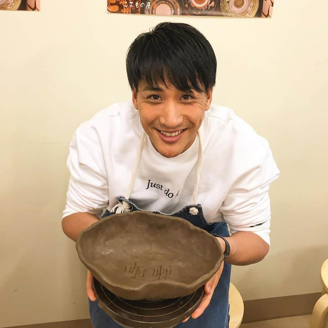 山本紘之さんのインスタグラム写真 - (山本紘之Instagram)「・ 陶芸手びねり体験。 カレー皿を作りました。 それはそれは真剣に作りました。 届くの2ヶ月後だけど、今からワクワクしてます。 いや、もう作ってる時からワクワクしてました。 すでに愛着が湧いてます。 ・ ・ #陶芸 #手びねり #箱根 #こだわりが強すぎて #愛が強すぎて #一番遅かった #大き過ぎると思いきや #焼くと10%縮むらしい #カレー食べたい #この皿で食べたい #今週から #長期休暇を頂きます #よろしくお願い致します」1月26日 20時03分 - yamamoto_hiroyuki.ntv