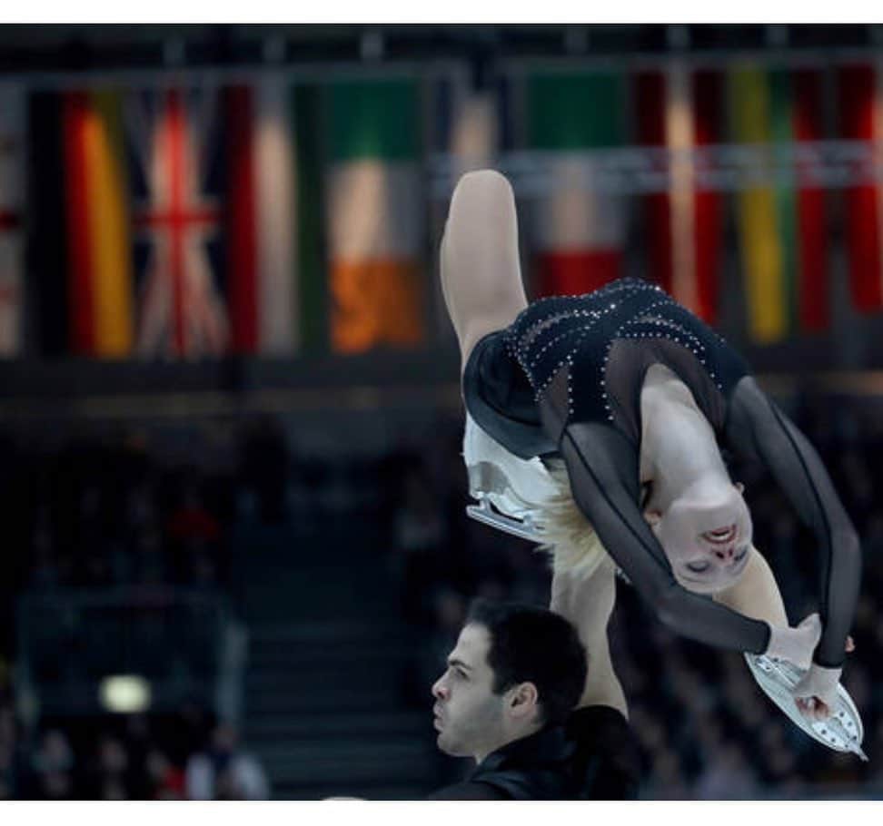 ユリア・シェチニンのインスタグラム：「Upside down 🙃🤪 • #eurofigure #figureskating #europeans2020 #passion  #pairskating #fun #lift」