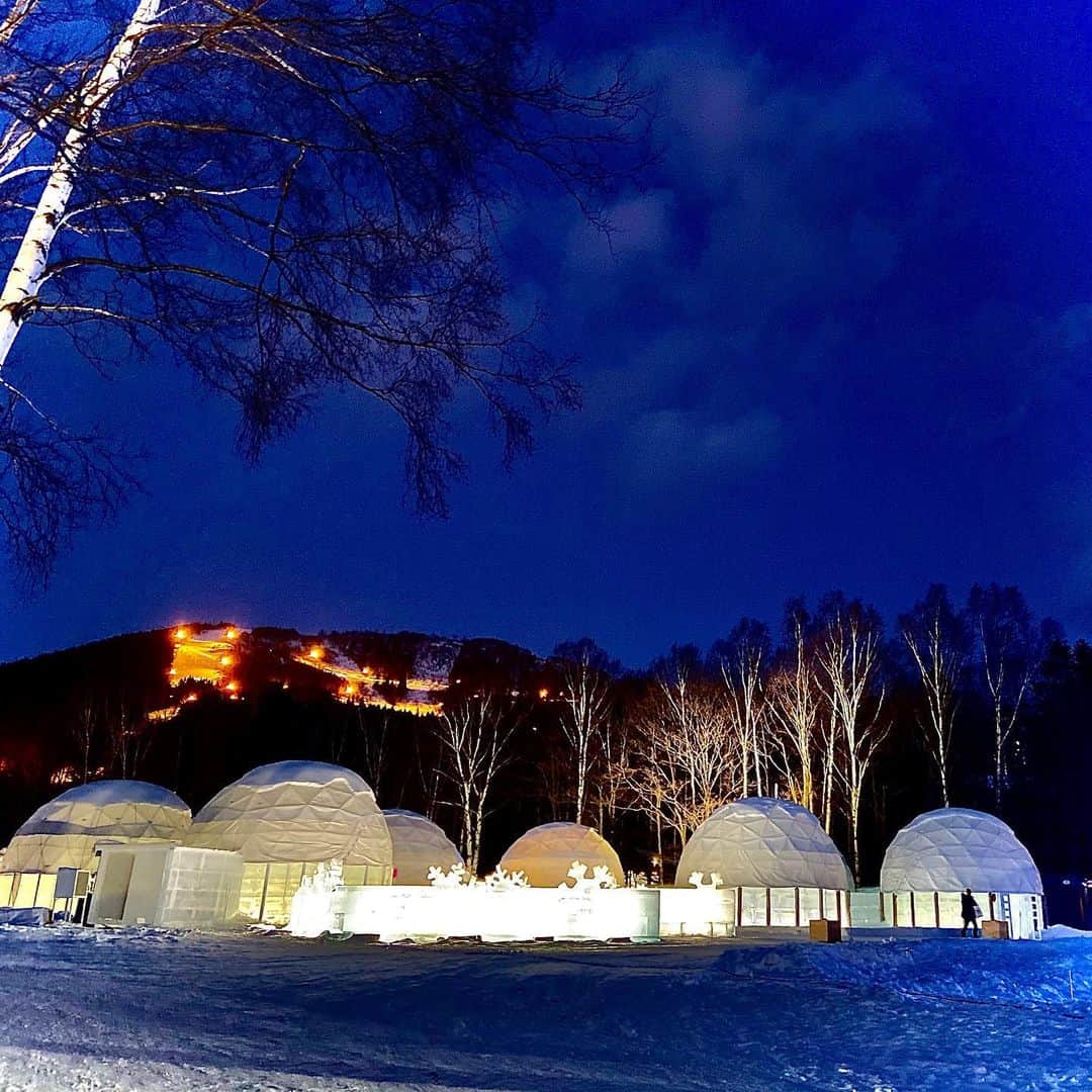 【公式】星野リゾート　リゾナーレさんのインスタグラム写真 - (【公式】星野リゾート　リゾナーレInstagram)「トマムでは、アイスヴィレッジがグランドオープンしています。1/20より「氷のホテル」と「氷の教会」の見学も始まっています。幻想的な氷の街へ、ぜひお越しください！#星野リゾート#星野リゾートリゾナーレ#リゾナーレ#星野リゾート トマム#旅行#旅 #リゾート#星野リゾートトマム#北海道#冬#雪#女子旅#氷の教会#氷のホテル#アイスヴィレッジ #hoshinoresorts#hoshinoresortsrisonaretomamu#hoshinoresortsrisonare#tomamu#hokkaido#japan#travel#resort#vacation#winter#winterseason#snow#icevillage#Icehotel#Icechurch」1月26日 19時56分 - hoshinoresorts.risonare