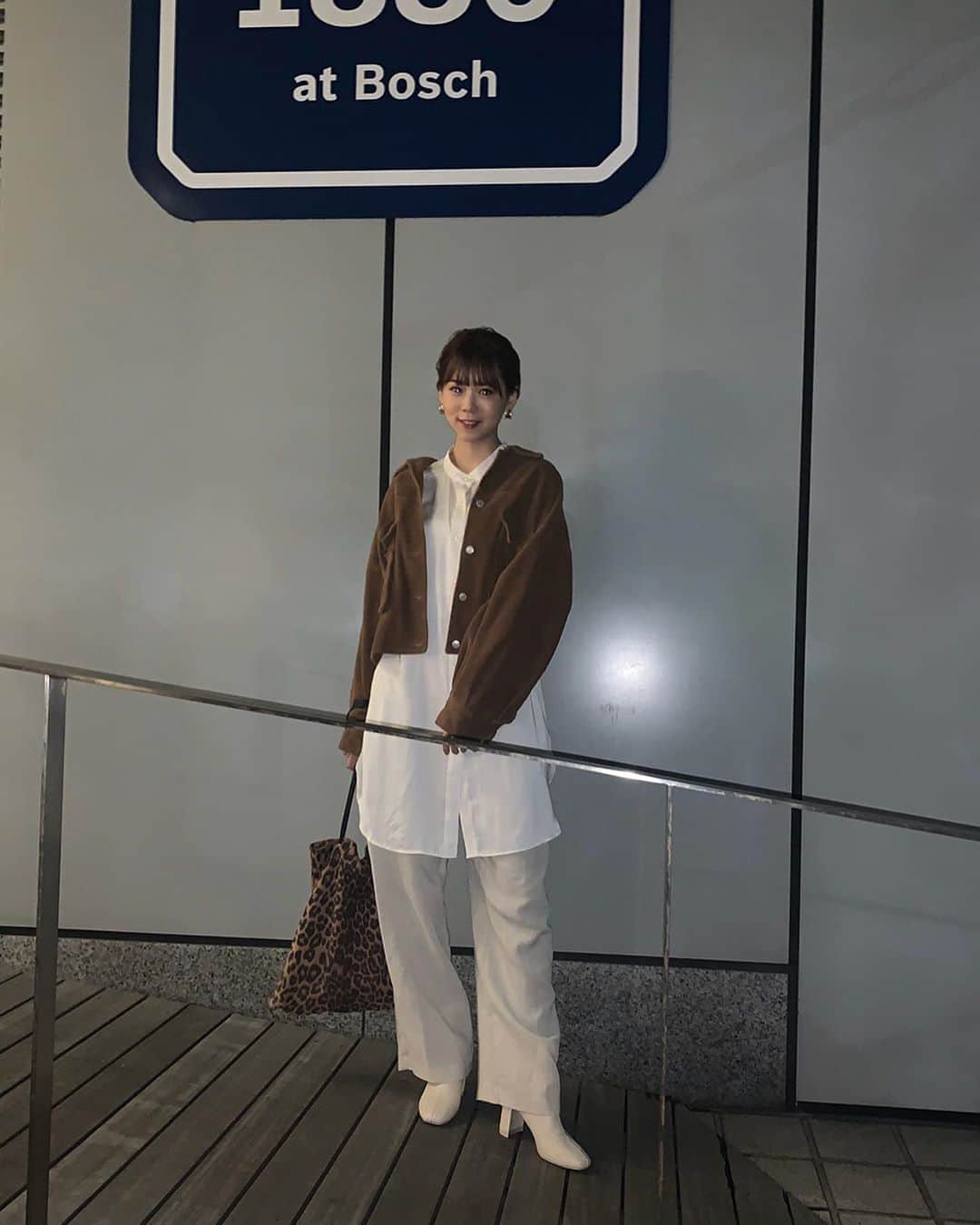 千田麻実のインスタグラム：「shooting  day⠀ 天気悪い日が続いてますね、、⠀ みんな体調崩さないようにね〜〜 ☺︎⠀ ⠀ #私服  #茶色が好きすぎる問題　 #好きな色は　 #白黒茶色　 #私の私服は白か黒か茶色でできてます　 #明日は晴れるといいね⠀」