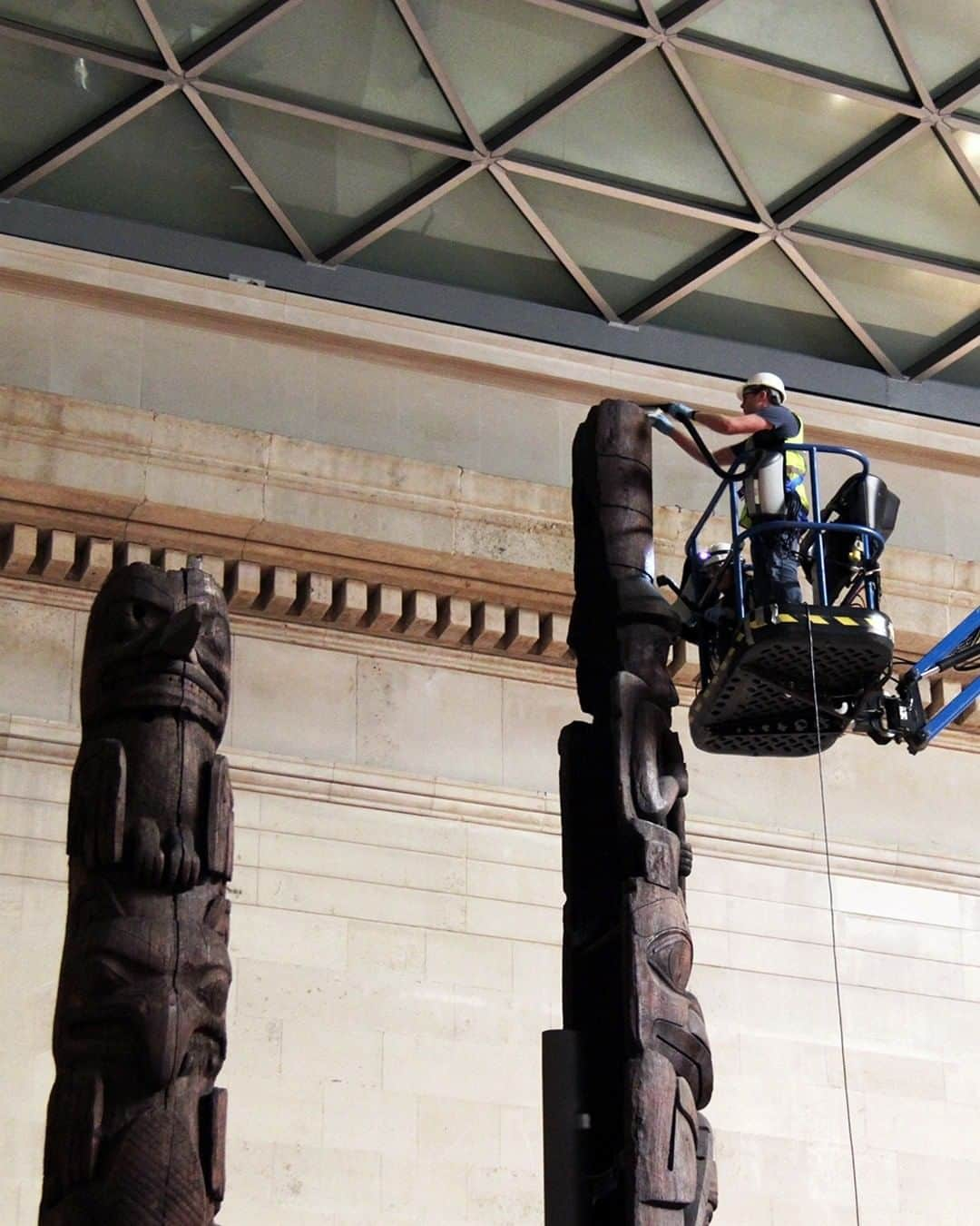 大英博物館さんのインスタグラム写真 - (大英博物館Instagram)「A team of our organics conservators went nearly 12 metres up to complete conservation work on these amazing poles in the Great Court. This kind of job requires a good head for heights, and is carried out once a year after hours. It might take up to four nights to complete the task with two people working together using special brushes and a museum-grade vacuum cleaner.  Carved from red cedar wood in the mid-19th century, these poles were made in British Columbia on the north west coast of Canada.  #BritishMuseum #history #conservation #conservator」1月26日 20時00分 - britishmuseum