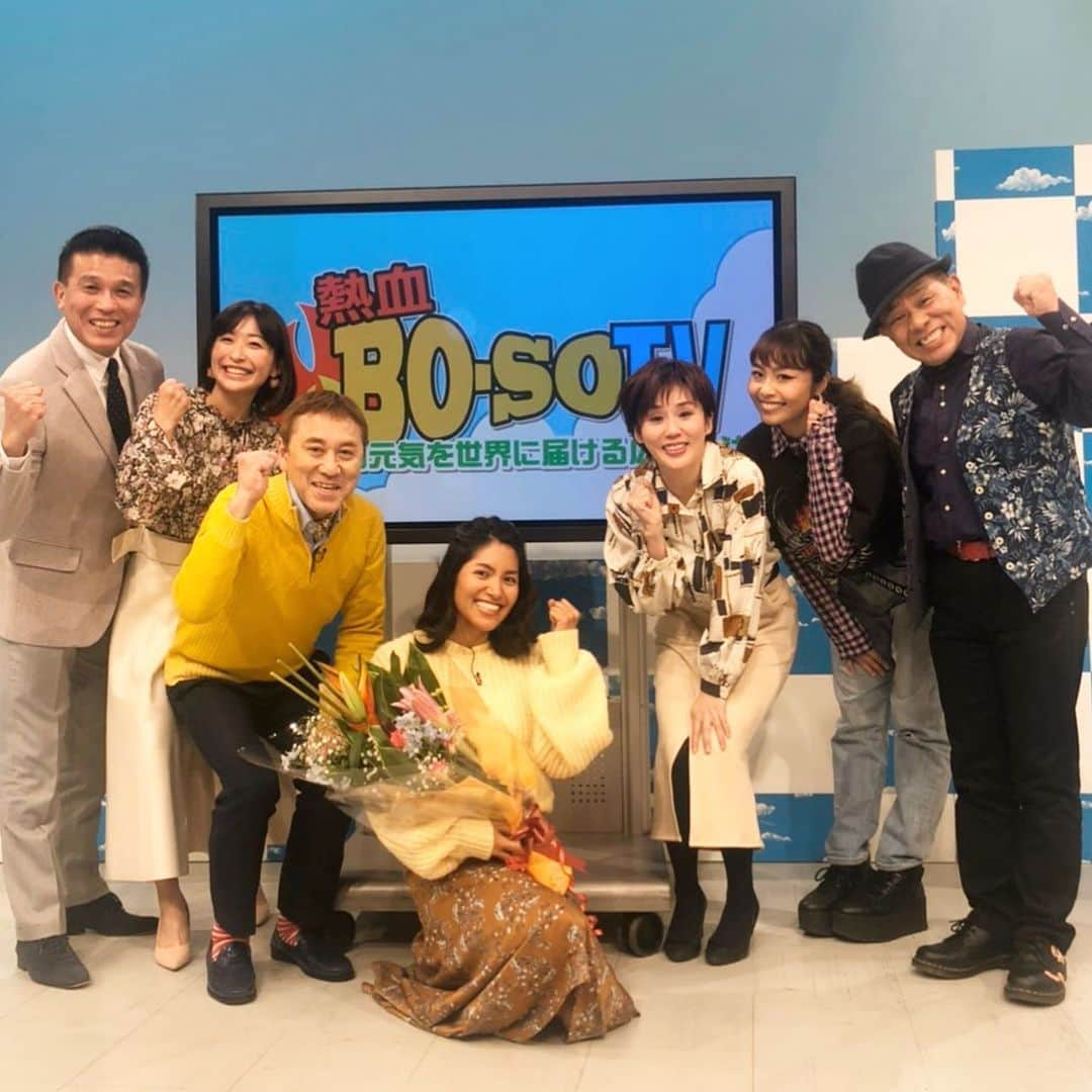 にしおかすみこさんのインスタグラム写真 - (にしおかすみこInstagram)「#千葉#熱血bosotv #清宮佑美　ちゃん卒業。 本番も楽屋もいじってくるだいぶ年下の後輩。なかなかいない。 嬉しかったな😚 #楽屋 おのちゃんが撮ってくれた☺️ #受信 清宮ちゃんに iPhone11のエアドロップを教えてもらい、 撮った写メを早く送ってこいと催促しているとこ。 #送信 清宮ちゃんに教わり 試しに写メを送ったら拒否された。。 #清宮佑美ちゃん#発波一起さん#ぶっちゃあさん#リッキーさん#小野真弓ちゃん#エヴァンス未希ちゃん#にしおかすみこ なんでもない会話がもう恋しい。 ぽっかり穴が空いちゃった。また会いたい✨😚✨✨」1月26日 20時11分 - nishioka_sumiko