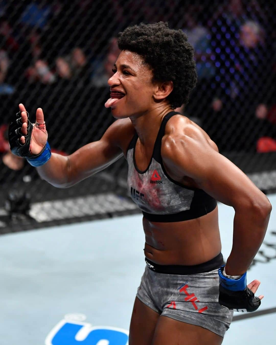 UFCさんのインスタグラム写真 - (UFCInstagram)「🤫🤫🤫 @AngieOverkill silences the NC crowd! #UFCRaleigh」1月26日 11時17分 - ufc