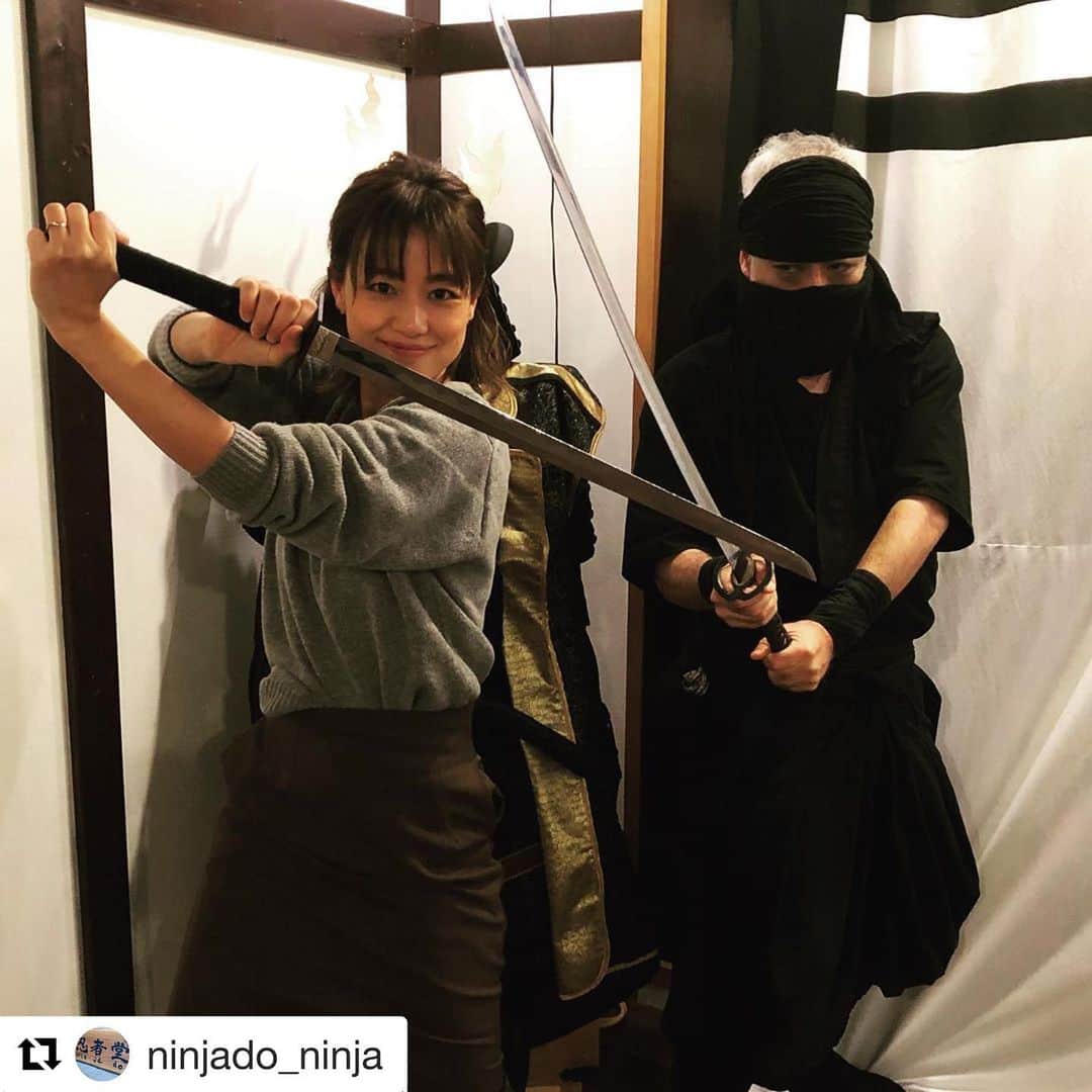 彼方茜香さんのインスタグラム写真 - (彼方茜香Instagram)「かっこい♥ ほんわかテレビのロケでお世話になった忍者堂さん(^^)v 剣術とか出来たらカッコイイなぁ〜♪ #Repost @ninjado_ninja with @get_repost ・・・ Yesterday was a TV shooting cooperation. 昨日はテレビの撮影協力。 #ninja #忍者 #忍者堂 #ninjas #NinjaDo  #samurai #ninja_show #osaka #大阪 #katana #shinsekai #osaka #時代劇 #jidaigeki #殺陣 #チャンバラ #Swordfight #Swordfighting #ninjado_ninja #忍者ショー #サムライ  #japantrip #cosplay #travel #VR #Samurai #Sightseeing」1月26日 11時22分 - serikaochikata