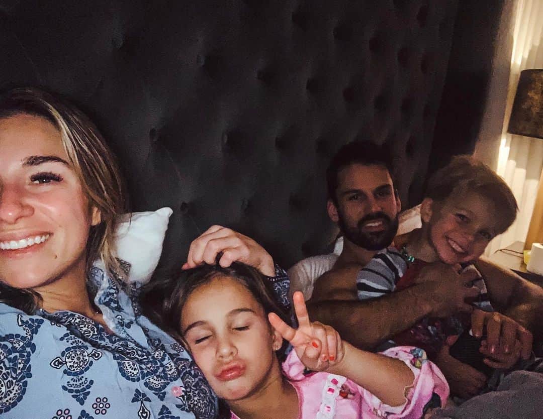 Jessie Jamesさんのインスタグラム写真 - (Jessie JamesInstagram)「Family snuggle time!💖 Vivi is mood😂 (Forrest poops out earlier than the big kids)」1月26日 11時23分 - jessiejamesdecker