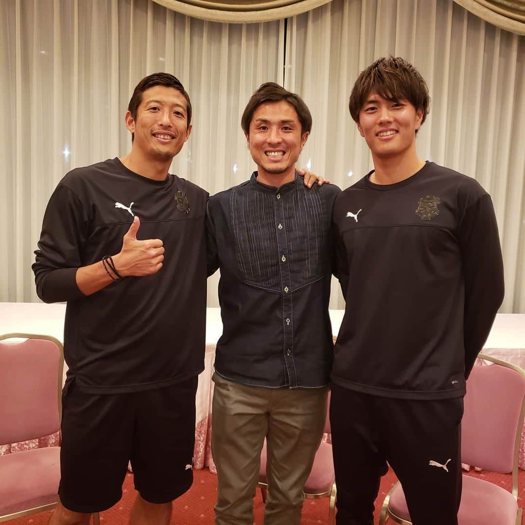 那須大亮さんのインスタグラム写真 - (那須大亮Instagram)「大井健太郎選手　小川航基選手  健太郎とは3年間一緒にプレーして、人として素晴らしい選手。 DFとして能力すべてに長けていて、リーダーシップをピッチで存分に発揮する選手。  航基君とは初めましてだったけど、会ってからすぐに分かった人柄の良さ。 東京オリンピック世代の期待のストライカー。  撮影終わってまさかの一緒にプレーしてた選手達からサプライズの花束✨😢 嬉しすぎて泣きそうだった(笑)  みんな本当にありがとう✨  #大井健太郎 #小川航基 #ジュビロ磐田 #八田直樹 #山田大記 #山本康裕 #最高の後輩達と一緒にやれた幸せ #人生の財産」1月26日 11時23分 - nasudaisuke_official