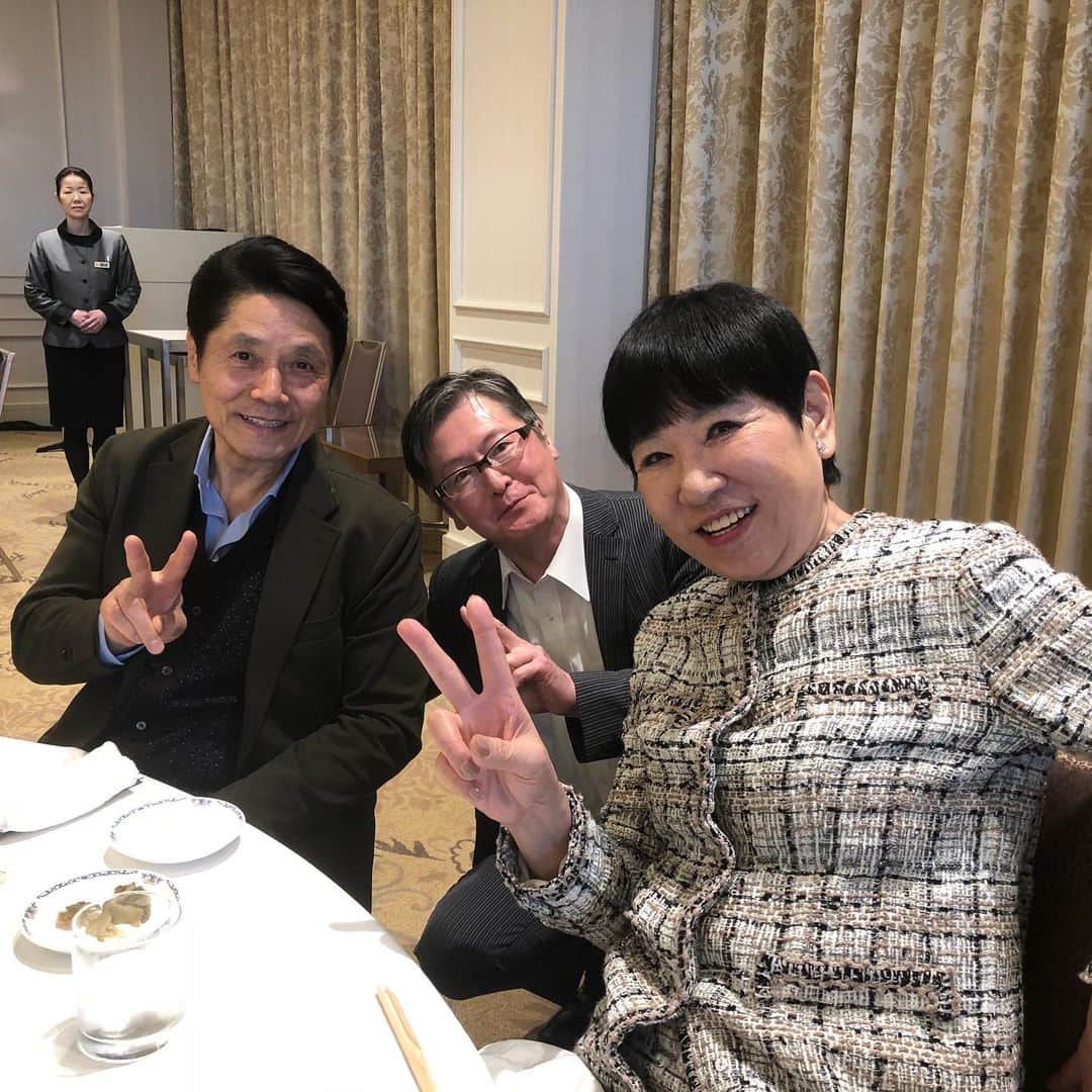 和田アキ子さんのインスタグラム写真 - (和田アキ子Instagram)「😊😊 いま、35周年に入っているお まかせ。 もちろん、見てくれている皆様 のお陰でございます。先週新年会。 みんな、楽しそうでしょ😊😊 たくさんのスタッフと、歴代P大集合。 いやぁ、最高に楽しかった^_^」1月26日 11時36分 - ako50th