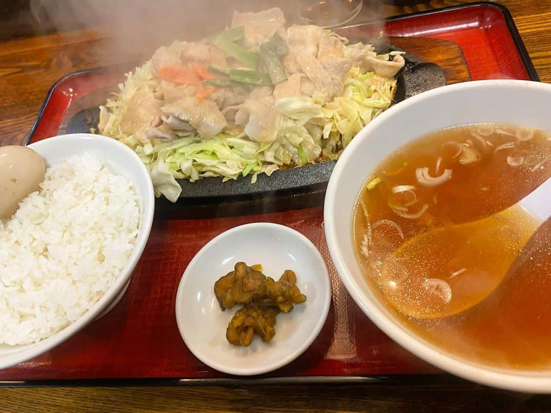 SHiNNOSUKEさんのインスタグラム写真 - (SHiNNOSUKEInstagram)「先日、戸越のソウルフード"じゅうじゅう焼き"。 遡ること十数年前、じゅうじゅう焼き"千徳"の真裏の部屋に友達3人で住んでた。  縫わなきゃいけないレベルのケガしても、マキロンとガーゼとセロハンテープで自力でくっつけるくらい金無さすぎたあの頃、月に1度のご馳走が"じゅうじゅう焼き"だった。  久々に食った。  美味すぎた。  思い入れなくても旨いのよマジで、でも色んな思い出がスパイスになって、尋常じゃない美味さだった。  ここ数日、旨い焼肉やら、焼き鳥やら食べさせてもらってたけど、余裕で越えてきてたわー。  なんか頑張ろうって思えた。  ご馳走様でした。  #じゅうじゅう焼き #千徳 #ソウルフード #戸越 #戸越銀座 #1054 #思い出 #インスタブログ」1月26日 11時36分 - shinnosuke_rookiez