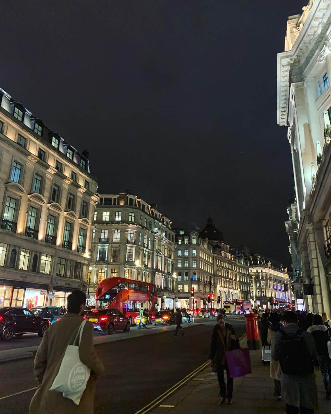 のインスタグラム：「Paris→Londonへ🇬🇧 パリのユーロスターに乗る駅まで、ホテルから15分で着く距離を、デモの影響で45分かかり、ヒヤヒヤしながら、どうにか間に合う で、ホッとし、出入国はスムーズにいったのに、ホームに降りるエスカレーター、エレベーターが壊れており、40段くらいの階段をスーツケースと諸々を持って降りるという過酷なオチ... 今から思うと、よく持てたなと しかもヒールだし急な階段だし... もちろん、翌々日に腕がヒーヒーいってたw ま！それも、旅の醍醐味です  で、ロンドン🇬🇧 とっても活気があって、賑わっておりました 夜のロンドンが本当にキレイで好き いつか住みたいな  #london #UK #🇬🇧」