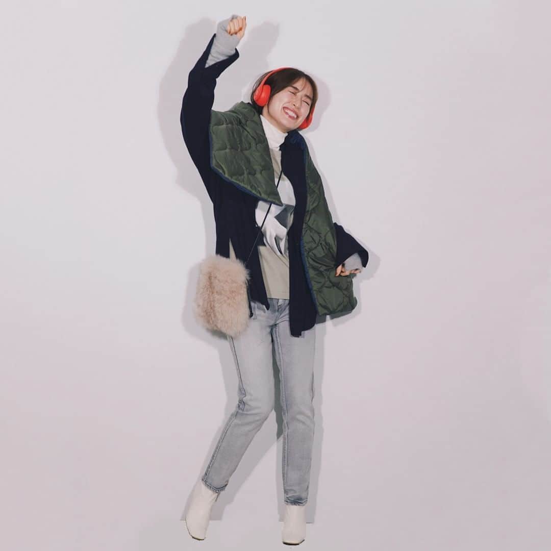 のインスタグラム：「1／26【今日のコーデ】 ＼ヘッドホンもアクセント♡／ 【シックな配色のコーデも小物使いでアクティブな印象に】 グレーデニムにアスレジャー風味なキルティングショールをトッピングしてトレンド感も盛り上げて。 ※アイテム詳細は、Oggi.jpの【1／26のコーデ】をご覧ください。 ・ ・ #ヘッドホン女子 #365日コーデ #毎日コーデ #デニムコーデ #ootd #outfit #ootdfashion #instafashion #fashiongram #fashionpost #fashionsnap #fashionista #fashiontrends #ファッション #ファッションコーデ #ファッションスナップ #本日のコーデ #今日の服 #今日のコーデ #トレンドファッション #おしゃれさんと繋がりたい #服好きな人と繋がりたい #アラサーファッション #休日コーデ #重ね着 #冬コーデ #冬ファッション #オッジ #oggi ・」