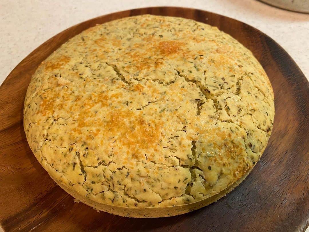 中村江莉香さんのインスタグラム写真 - (中村江莉香Instagram)「ハーブマフィン🌿 ハーブパン🌿🍞 (お好みのハーブでokです🌿💓ローズマリーやタイムなど、、🎈) HMで簡単に作れますよ🧸 普段のホットケーキ作りの材料にプラスα🌟 ・ハーブ 大さじ3 ・米粉 大さじ2 ・大豆粉 大さじ2 ・ココナッツオイル　大さじ2 ・粉チーズ　大さじ3 ・お塩　ひとつまみ🤏 もちもちで栄養満点💯 ・ コムギケーション倶楽部👇@comugication では、 コムギ食を通じたコミュニケーションで日本を元気にするさまざまな活動を行っているそう🤭💯 小麦粉を使ったコムギ食のレシピや、正しい糖質選択についての情報も盛りだくさん✨ 小麦の正しい情報、ぜひチェックしてみてくださいね♪😊 ・ 小麦はもちろん、ハーブを使ったお料理やドレッシング作りにもハマっています♡ 手作りケーキ、ハーブスープは友人にも大好評♩🏠♡🌿 (レシピを知りたいとのコメントいただいておりましたのでシェアしました💓) #erica_cook #小麦粉料理 #ホットケーキミックスレシピ #ホットケーキミックスで簡単 #お家カフェ #家カフェ#コムギケーション倶楽部 #糖質選択 #PR #インフルエンサー #インスタグラマー #食べることが好き #お料理が好き #ハーブのスープ #ハーブカップケーキ #ハーブケーキ #デリスタグラマー #ファスティング中 #レシピ記事」1月26日 11時54分 - erica_nakamura