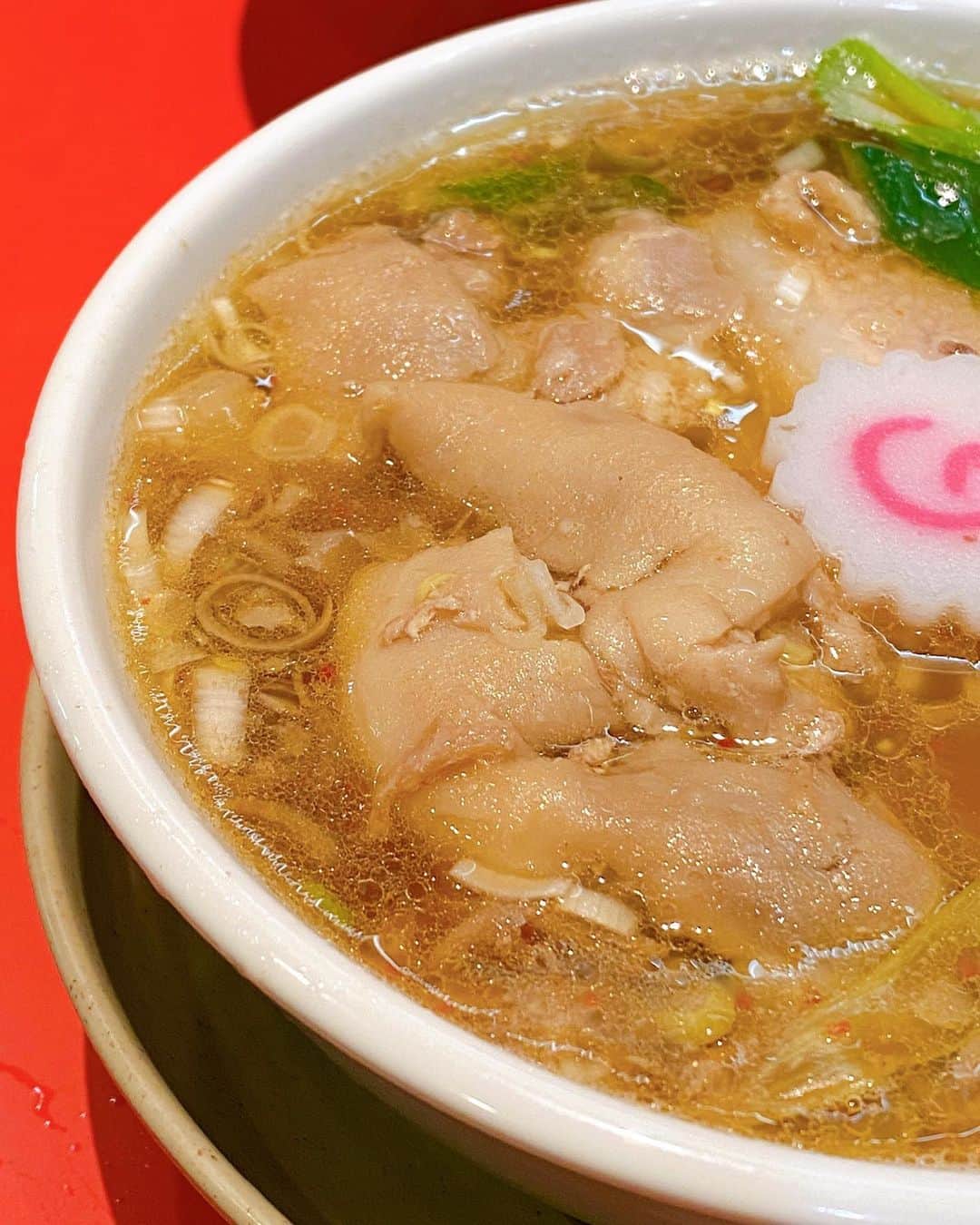 秋山具義さんのインスタグラム写真 - (秋山具義Instagram)「ランチラで、大阪西長堀『カドヤ食堂』総本店で、つけそば大盛り豚足トッピング、そばつゆ追加。﻿ つけ麺で世界一好き❤️❤️❤️﻿ トゥルントゥルンの豚足を麺に巻いて食べるのが至福です！！！﻿ そばつゆで食べると、麺の素晴らしさが良くわかります。﻿ ﻿ 鶏の旨味が凝縮された鶏めしも、最高に美味しかった！！！﻿ ﻿ そして、お土産チャーシュー切り落とし200gを2つ購入。﻿ 夜食べるの楽しみ〜！﻿ ﻿ #カドヤ食堂 #カドヤ食堂総本店 #具義ラーメン2020」1月26日 11時50分 - gugitter