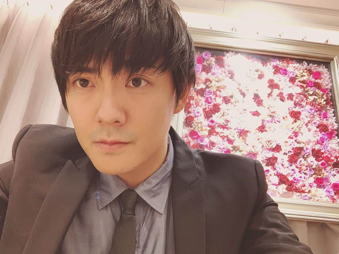 長田成哉のインスタグラム：「‪昨日帰宅して寝落ちして起きて寝落ちしてのループで今ようやくコーヒーを入れるスイッチ入りました。☕️‬ ‪そろそろ書く事まとまったから、ブログ書かないとな。‬ ‪こないだ久々スーツを着たんですが、背景がものすごい喫茶店で自撮りしました。笑‬」