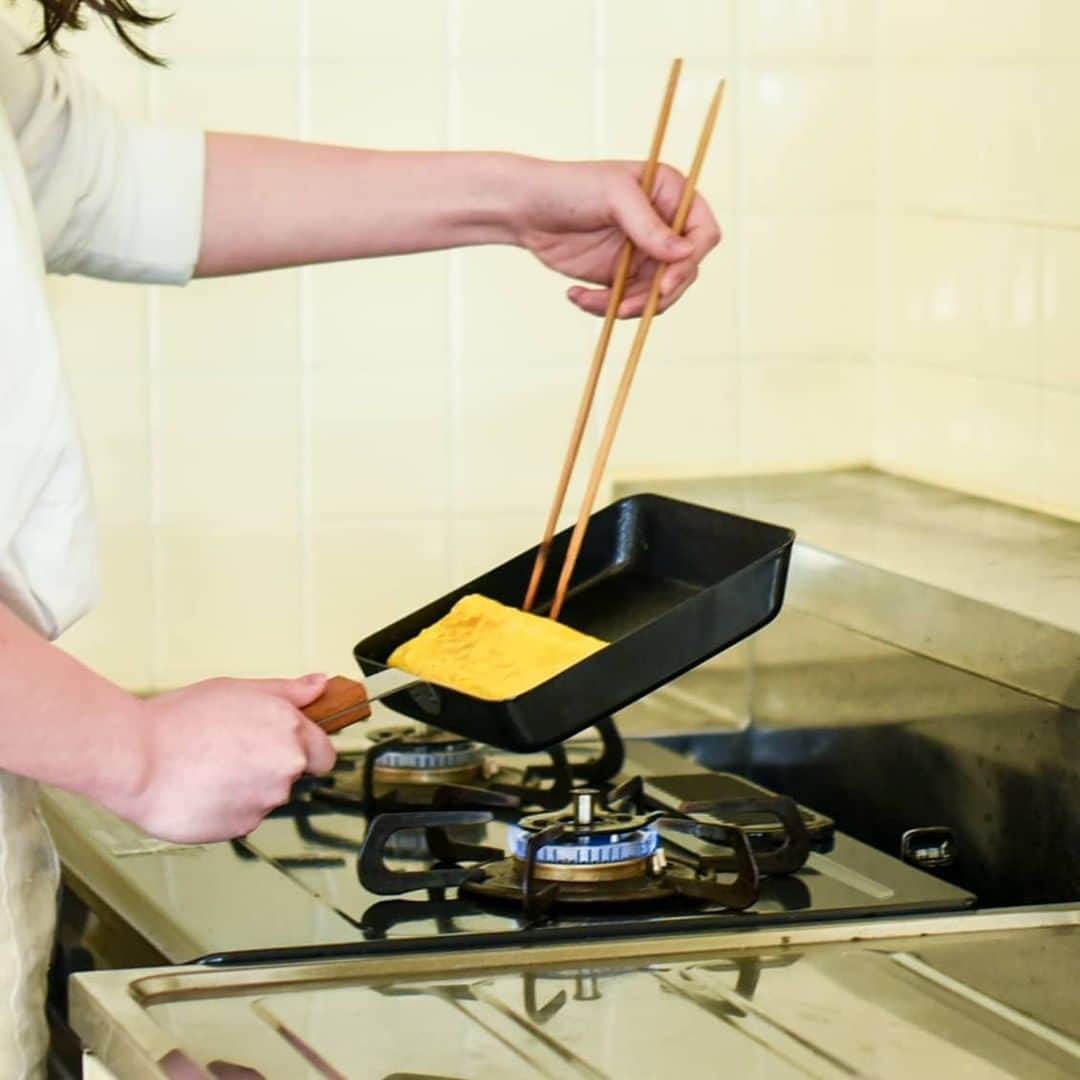 北欧、暮らしの道具店さんのインスタグラム写真 - (北欧、暮らしの道具店Instagram)「朝ごはんからお弁当までこれひとつ！お料理上手になれる「玉子焼フライパン」 . - - - - - - - - - - - - 卵1個でこんなにふっくら！ ambaiのフライパンなら、 コツいらずで綺麗でおいしい玉子焼ができるんです◎  忙しい朝はこれひとつで、玉子焼はもちろん、 ソーセージや野菜を炒めなど、 いろんな調理に役立ちます。  洗い物の手間が減るので、 朝食やお弁当作りもぐんと楽になりますよ。  焦げやこびりつきを防ぐ加工が 施されているから、 鉄なのにくっつかないのが嬉しいポイント。 . 持ち手はチーク材でできているので、 熱くなりすぎず、安心して使えますよ。  大きいサイズは、食パンもぴったり。 耳も焦げることなく、程よく焼き上がります。 . 直火もIHもOKです♪ ぜひお試しくださいね。 . - - - - - - - - - - - - ambai/玉子焼・卵焼きフライパン（角・小） . ▶︎お買いものは写真内のタグをタップ！　またはプロフィールのリンクからどうぞ→@hokuoh_kurashi . #kitchen#kitchendesign#kitchenware#food#foodstagram#ambai#フライパン#玉子焼#卵焼き#卵サンド#キッチン#キッチン雑貨#食器#台所#ごはん#朝ごはん#ランチ#お弁当#料理#シンプル#シンプルライフ#シンプルデザイン#暮らしを楽しむ#日々の暮らし#北欧#暮らし#北欧暮らしの道具店」1月26日 12時00分 - hokuoh_kurashi