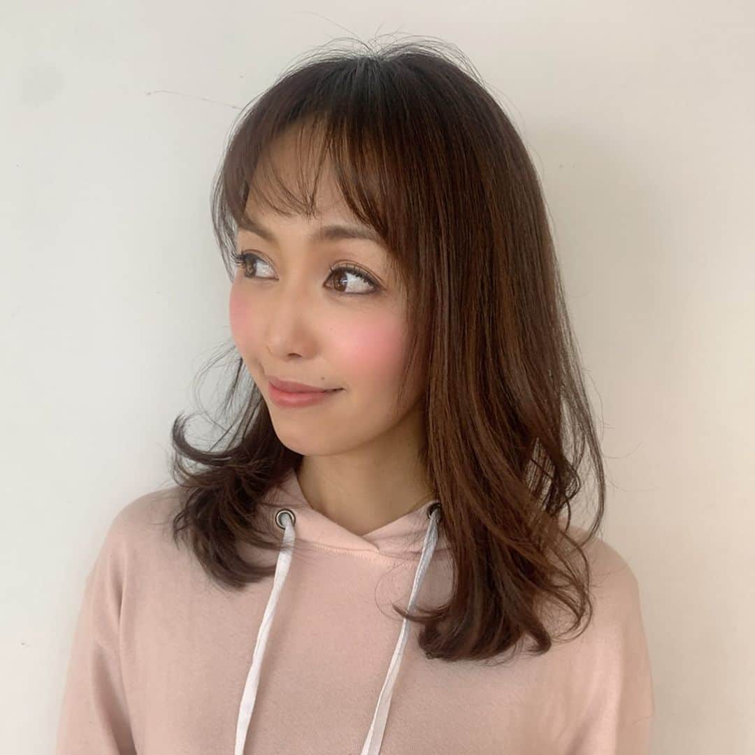のインスタグラム：「ヘアメンテナンス✂️へ @careumeda へ(*^^*) いつもして頂いている @toku.18 さんがお休みだったので今回は初めましての @wa_ac さんに✨ 女性の方にカットして頂くの10年以上ぶりかも＾＾ 前髪も作って、毛量調整してふんわり扱いやすい髪型に♪ @oggiotto のシャンプータイムも気持ちよくて寝てしまいそうだった😴  休日はCafe巡りが趣味のwakaさんに色々オススメ教えてもらえたので、また行きたいリスト✏️が増えた＾＾ ありがとうございました♡  #CARE梅田 アーバンテラス茶屋町B-4﻿ ☎︎0663720116﻿ ﻿ #osaka #umeda #careumeda #hairsalon #ks_osaka✨ #ks_20✨ #大阪 #梅田 #ケア #CARE梅田 #大阪美容室 #梅田美容室」