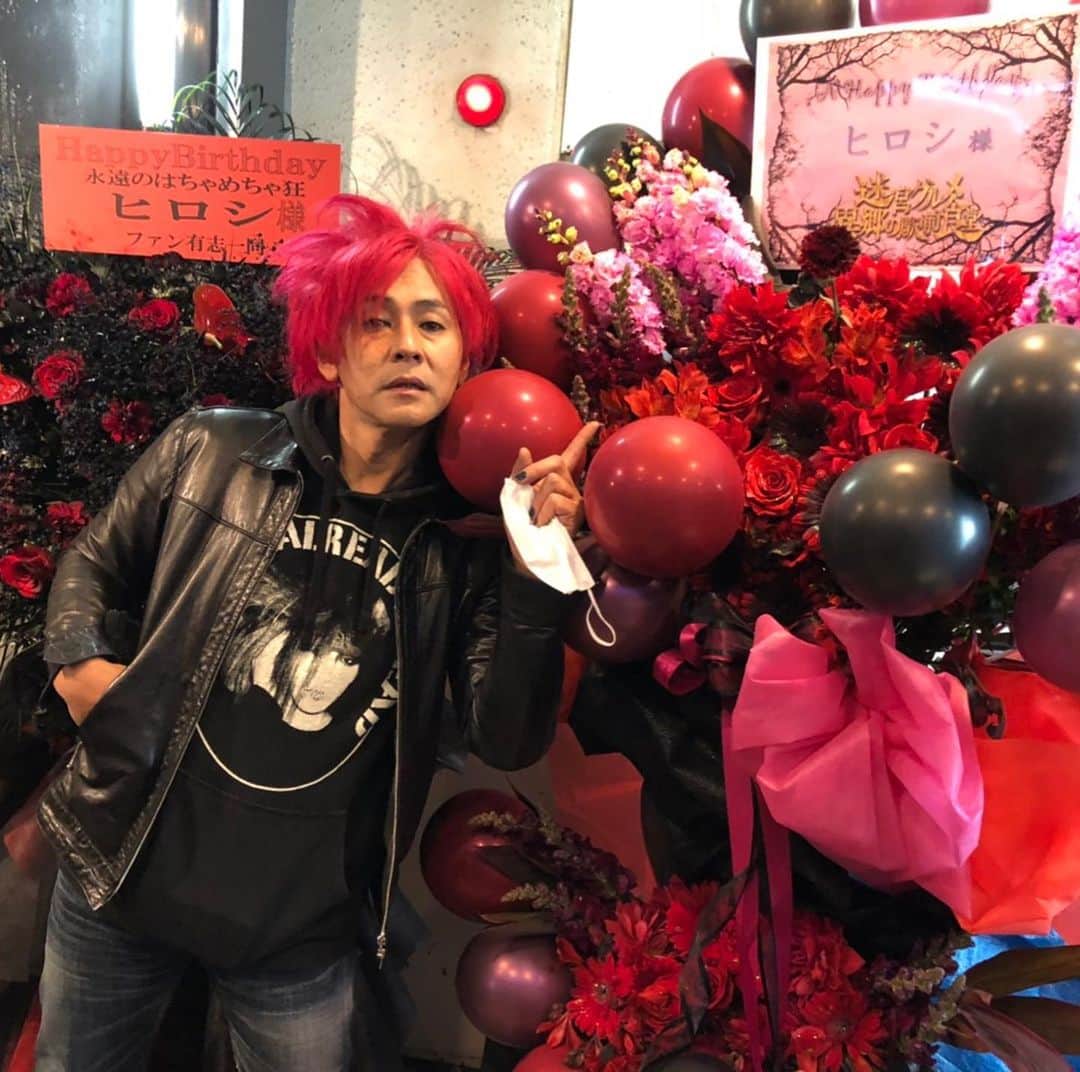 ヒロシさんのインスタグラム写真 - (ヒロシInstagram)「昨日、迷宮の神が、どえらい花を送ってくれてたよ。ファン有志一同からも。ありがとう。」1月26日 12時12分 - hiroshidesu.official