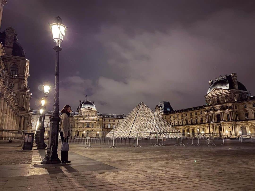 木野園子のインスタグラム：「日本で撮影の待機ちゅう🐻  #france #paris #louvremuseum #フランス #パリ #ルーブル美術館」