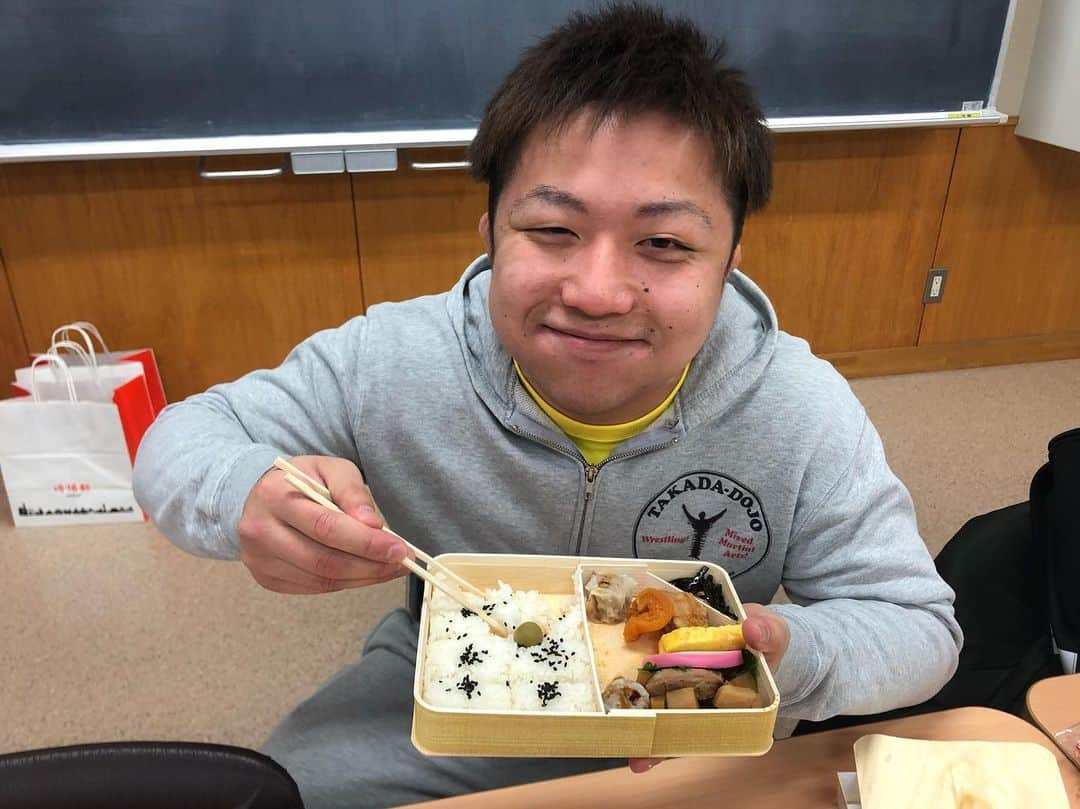 高田延彦さんのインスタグラム写真 - (高田延彦Instagram)「ダイヤモンドキッズカレッジさいたま大会。会場の桜木小学校に到着！福岡道場、中野くんの崎陽軒を美味そうに放り込むショット！  #ダイヤモンドキッズカレッジ  #さいたま市  #やずや  #朝日ネットコーポレーション  #埼玉栄高校レスリング部  #桜木小学校  #日体大レスリング部  #13回目  #中野くん  #崎陽軒」1月26日 12時18分 - takada_nobuhiko