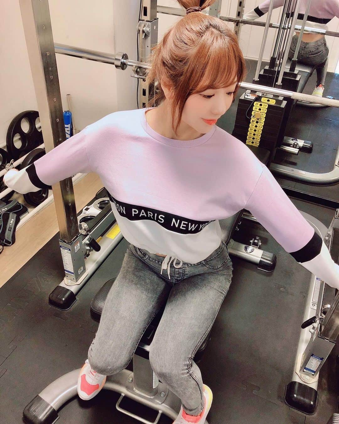 藤崎里菜さんのインスタグラム写真 - (藤崎里菜Instagram)「年明け一発目のジムに行ってきました！ ． ． 久々だったからキツかった〜！😫 今回はヒップアップを重点的にしたよ！ ． ． ウェアはH&Mです🌟 上下ともキッズ用なんだけど（笑）、サイズが120〜170cmまであったのでわたしは全然着れました！ ． 下はデニム風のレギンスだよ🌟 ． ． ． トレーナーさん☟ @kengo6010 ． ．  #KENGO #パーソナルトレーニング #personaltraining  #トレーニング #training #workout  #筋トレ #ジム #jym #オンラインダイエット #ダイエット #diet #lakas  #HandM #ware #trainingware #トレーニングウェア #キッズ用 #キッズサイズ #kids #forkids #おだんご #おだんごヘア #ヘアアレンジ #簡単まとめ髪」1月26日 12時25分 - rina_fujisaki