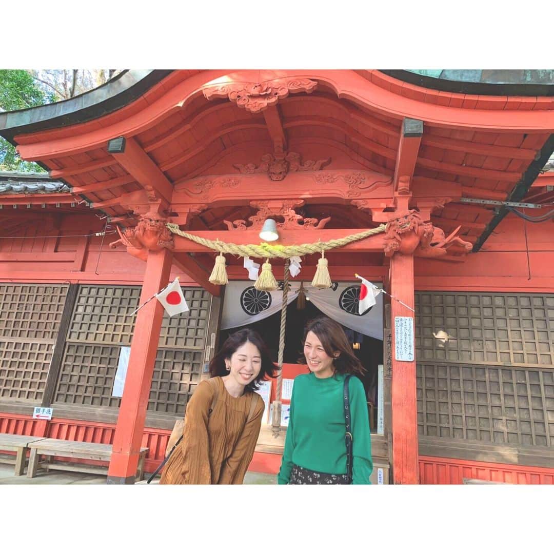 武田華奈のインスタグラム：「. 宮崎で5年間をともに過ごし、いまは熊本で活躍している村上史ちゃんがあそびに来てくれました。 大分からUMKの元同期のありむーも来てくれて、昔に戻ったようでした。 . お昼は平成元年生まれの厄祓いを⛩ こういうことにうといので新鮮でした。 とても楽しくて笑って、神様が怒ってないか心配ですが、大事な2人が元気に過ごせますように☺︎☺︎ そして気がづけばこれが、かなり遅めの初詣となりました𓀊𓀊 . ふみちゃんの癒し効果は絶大だなぁ ファンのみなさん、ふみちゃんは元気です！ #剣柄稲荷神社 #夜はお祝い🎂 #来てくれてありがとう」