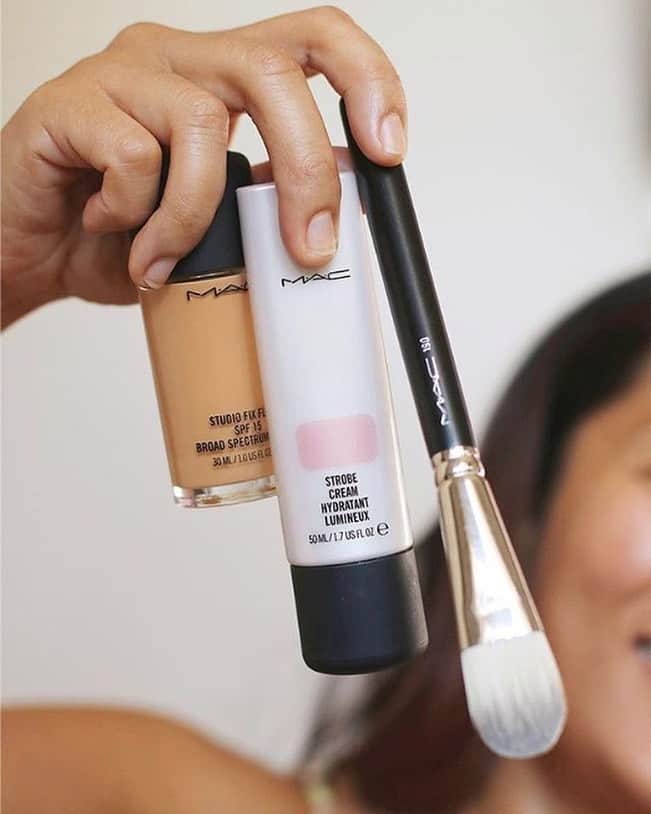 M∙A∙C Cosmetics Japanのインスタグラム：「ㅤ 高いカバー力、24時間崩れない*、24色展開の、 リキッドファンデ、スタジオ フィックス フルイッド 。 ツヤ肌作りにぴったりのストロボクリーム、ブラシを使って さらに美しい仕上がりを手に入れて✨ ㅤ ㅤ REGRAM @mac_patras ㅤ #24ファンデ #24時間 #24色 ㅤ #MACCosmeticsJapan #MACコスメ #MACCosmetics #コスメ #メイク #スタジオフィックスフルイッド #スタジオフィックス #studiofix #ファンデ #ファンデーション #リキッドファンデーション #ベースメイク #カバー力 #アーティストコラボ #テカらない #メンズメイク #makeup #basemakeup #cosmetics #foundation #beauty」