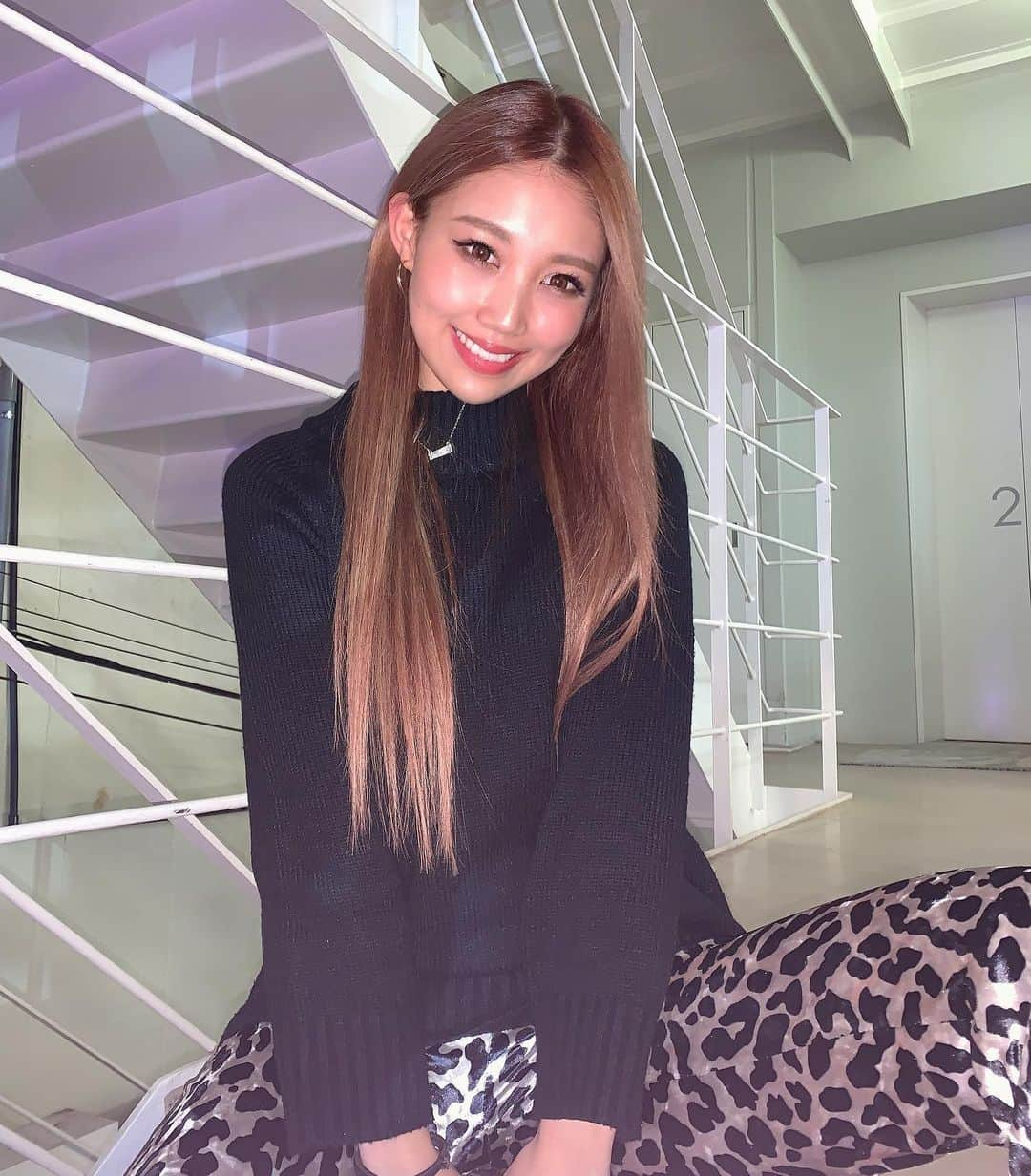 RINAさんのインスタグラム写真 - (RINAInstagram)「❤︎❤︎❤︎𝓗𝓔𝓛𝓛𝓞 ❤︎❤︎ 💇‍♀️new hair💇‍♀️ ムラサキ色からここまでベージュにもっていっていただいた！！ いつも明るくしたいだの暗くしたいだのほんとにうるさいと思いますが… @tamako_tamako さんまたお願いします🤭💓 @ankhcross_harajuku 行って嫌な気持ちで帰る人いないと思う！それくらいみんないい人！いい腕！ TOKIOトリートメント＋カラー＋ロアエクステ付けてるよ🥰 今回は地毛よりちと長めくらいの長さにしたの❤︎ ・ #cyberjapan #cjd_rina #アンククロス #ロアエクステジョーカー #シールエクステ #ハイトーンカラー」1月26日 12時38分 - cjd_rina