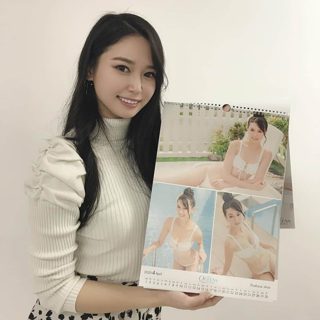 荒井つかささんのインスタグラム写真 - (荒井つかさInstagram)「写真集発売イベント 一部終了しました！ ありがとうございます☺️💫 通し特典のカレンダーこんなにおっきいんだ！ 2月16日の大阪のイベントでもこちらのカレンダーが特典になるのでお楽しみに❁⃘*.ﾟ . . .  #荒井つかさ #カレンダー #写真集 #グラビア #イベント #写真集発売イベントでPayPay支払い出来ることに驚き #進化 #PayPay したことない #みんなの方がなうい #なういが古い #死語」1月26日 12時40分 - 22tuttu_