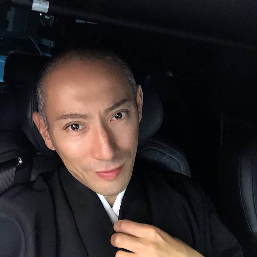 市川海老蔵 （11代目）さんのインスタグラム写真 - (市川海老蔵 （11代目）Instagram)「We in the world of Kabuki pay visits without appointments  so if they are not home we visit again and again until they’re available. * 歌舞伎の世界の 御挨拶はノンアポで行くので いらっしゃらない場合は 何度も足を運びます。  #市川海老蔵 #海老蔵 #成田屋 #歌舞伎 #ABKAI #ABMORI #ebizoichikawa #ebizo #kabuki #thunderparty #theater #theaterarts #actor #japan #classic」1月26日 12時50分 - ebizoichikawa.ebizoichikawa