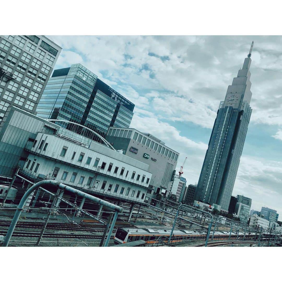 潘めぐみさんのインスタグラム写真 - (潘めぐみInstagram)「Tokyo . Shinjuku . #昨日の青 #昨日の空 #tokyo #shinjuku #building #train #sky #cloud」1月26日 12時54分 - han_meg_han