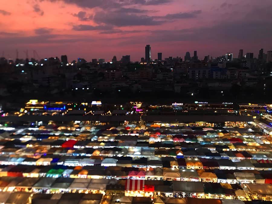 新井利佳さんのインスタグラム写真 - (新井利佳Instagram)「#trainnightmarket #bangkok #thailand #sky #nightmarket #rotfaimarket #sunset #sunset_today #sunsetlover #myskynow #拉差達火車夜市 #曼谷 #泰國 #夜市 #曼谷夜市 #天空 #日落 #曼谷景點 #ラチャダー鉄道市場 #タイ #バンコク #ナイトマーケット #いまそら #いまそらぶ部 #ラチャダーナイトマーケット #worldisbeautiful #beautiful_world  #タラートロットファイラチャダー #latepost #cny2020」1月26日 12時56分 - rika.arai