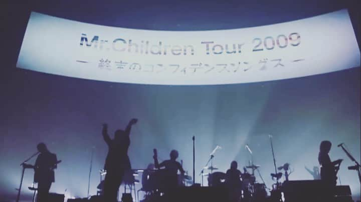 Mr.Childrenのインスタグラム：「最高のLIVEのはじまりはじまり~ どーしても切れなくて2分になったけど観てください！！ 街中にゴシップが散撒かれてる 面白がって誰もがそれに火をつける 自分より劣ってる　マヌケをあぶりだし ホッと胸撫で下ろしてる  歌詞もリズムも大好きな曲です。  #mrchildren#終末のコンフィデンスソング」