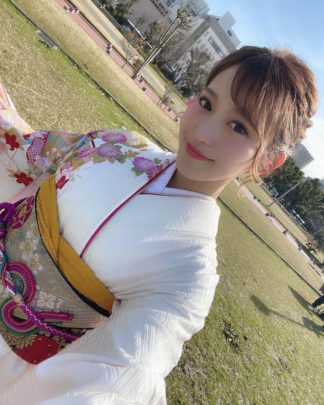 のインスタグラム：「. 振袖👘🤍🧡 白×ピンクを選びました💗 . 天気も良くって最高🌞 . #振袖 #振袖ヘアアレンジ #振袖撮影 #振袖写真 #gravureidol #japanesegirl #asianmodel #asiangirls #photography #バーレスク東京 #burlesquetokyo #japan」