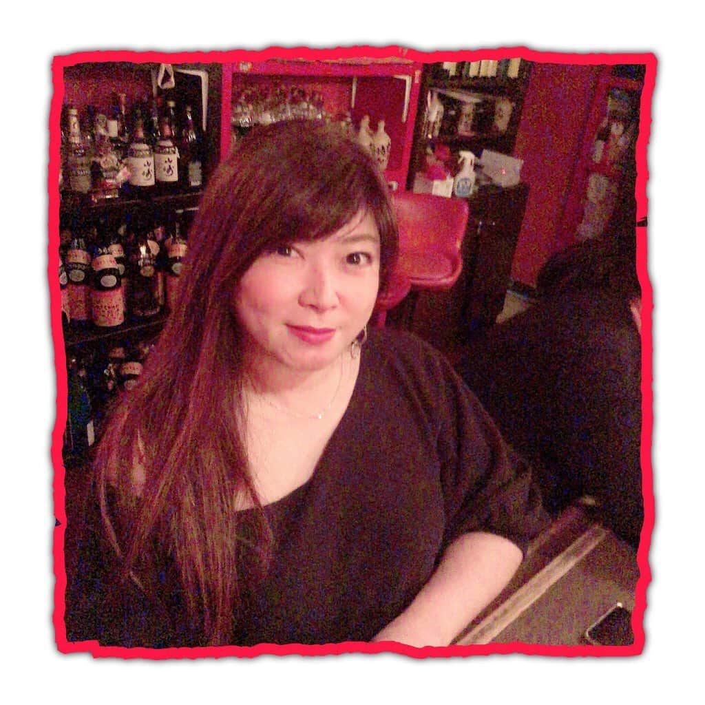 倉本康子さんのインスタグラム写真 - (倉本康子Instagram)「🌟 先日は三茶でヤヤちゃんと飲み。 よしこさんのお店にて。 ヤヤちんの透明感！同い年と思えんわw よしこさん、女優さんのOかえKみこさん似 だからあえて寄せて撮ってみた。 小一時間ほどだったけど よく笑って楽しい晩酌time。 また行かねば。 #よしこさん #あざす #ややちん #あなた同い年に思えんわ #ずるい #この時「大好きだー！」って通りで熱く抱擁してくるぐらいアナタが酔ってたことは内緒にしとくよw」1月26日 13時12分 - yasuko_kuramoto_yakko