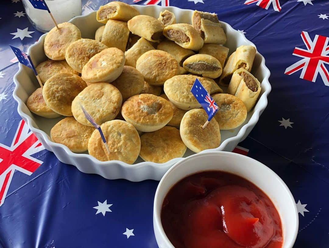 ケーシー・ストーナーさんのインスタグラム写真 - (ケーシー・ストーナーInstagram)「Happy Australia Day! #StrayaDay #MeatPies #Lamingtons #SausageSanga」1月26日 13時13分 - official_cs27