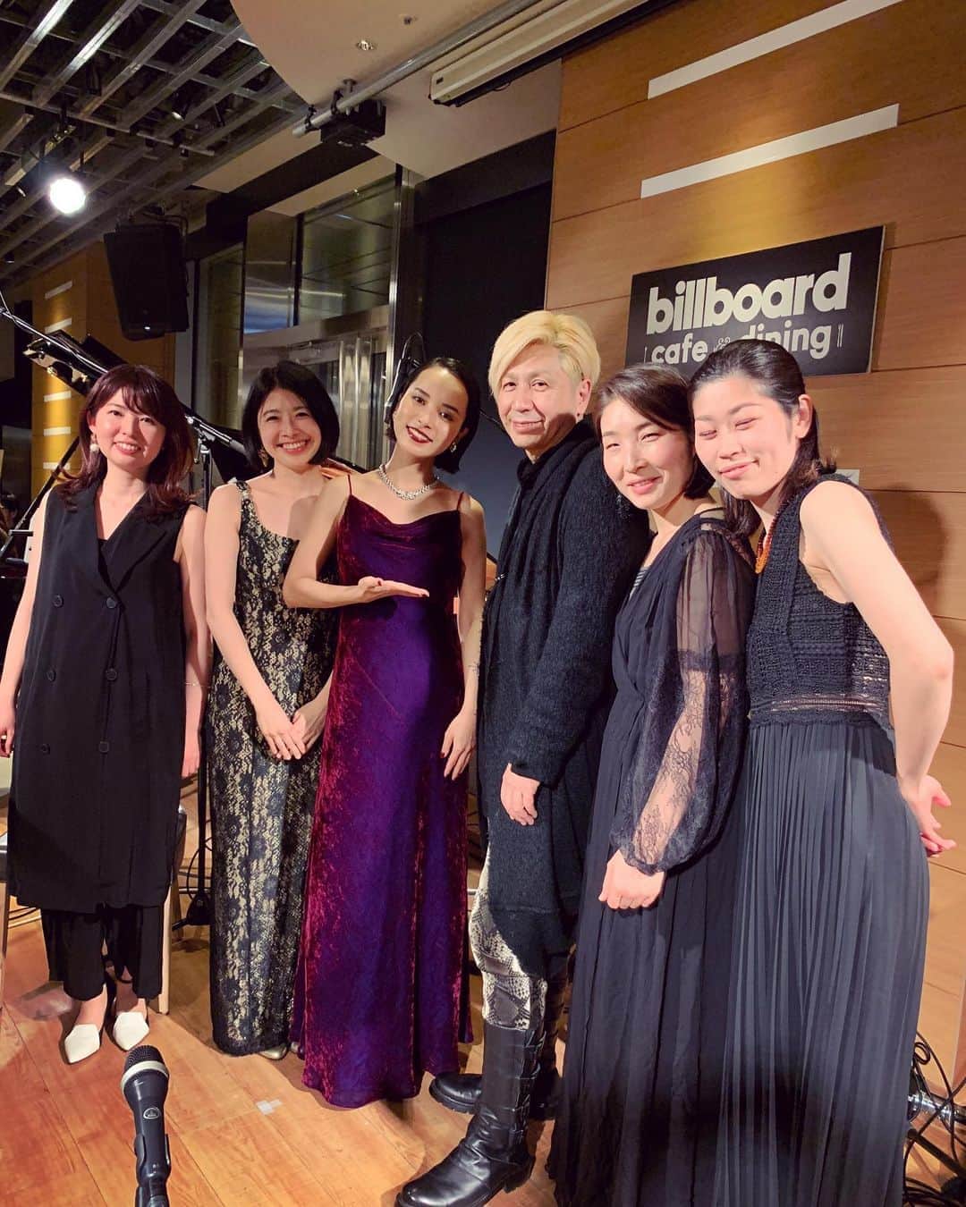 滴草由実のインスタグラム：「終演後にみなさんと♪  #piano #strings #sound #hearing  #billboardcafe #hibiya #tokyo  #笑顔 #感謝」