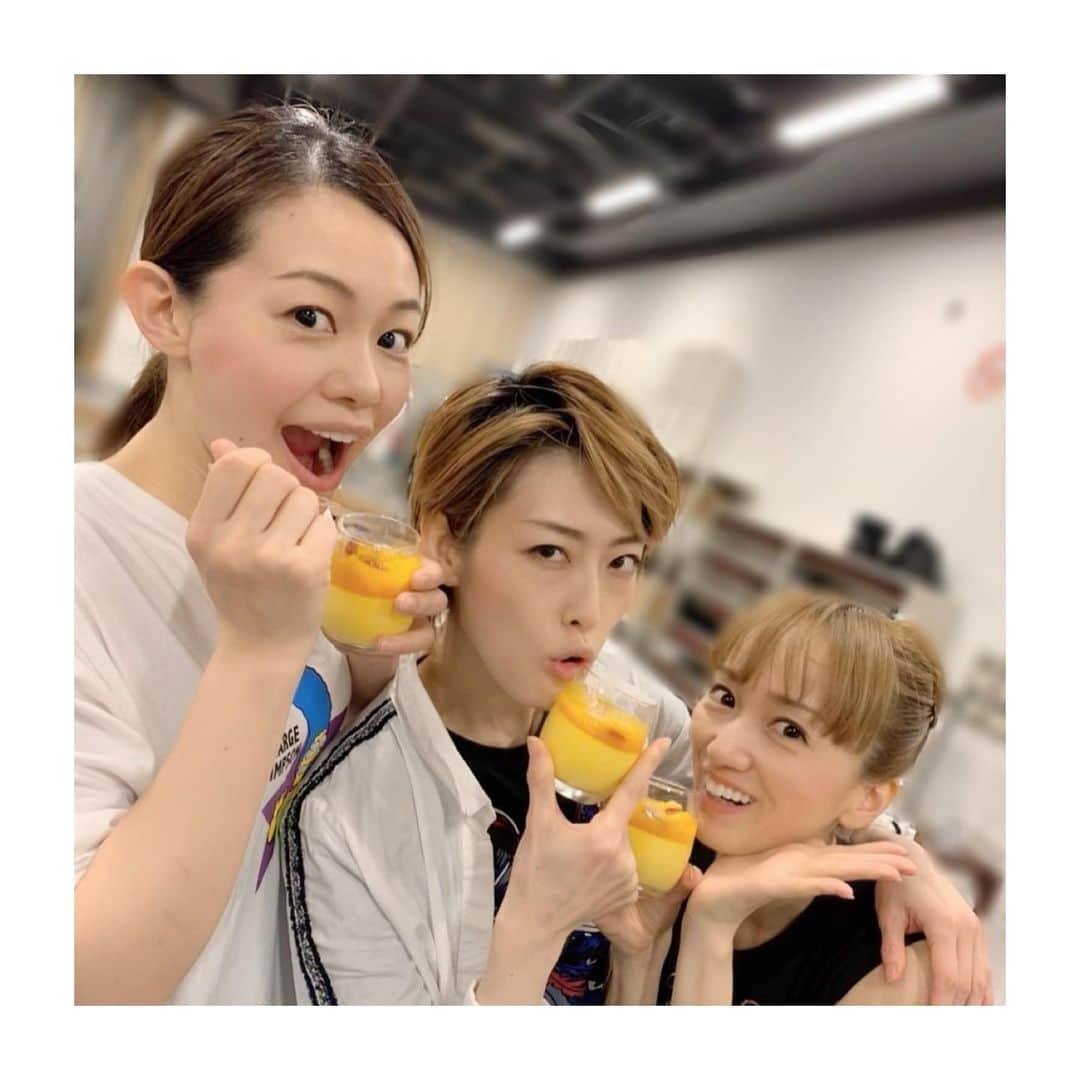 のインスタグラム：「．﻿ ．﻿ ｢紅ing｣お稽古﻿ 全貌が明らかになってきております❤️❤️❤️﻿ ﻿ 宝塚出身者ばかりなので、お稽古場も宝塚時代のようで懐かしいですし、皆で自主稽古をする時もつい宝塚の時のようになりますが、それが宝塚のようであって宝塚ではない…﻿ 不思議な感覚です✨✨✨﻿ 男性キャストのお2人も、ワイワイ稽古している元タカラジェンヌ達を笑顔で見守ってくれて、一緒に自主稽古してくれたり、とても有難いです！！﻿ 宝塚のようであって宝塚ではない絶妙なバランスを男性キャスト2人が出してくれている気がします😌﻿ そして、今まで違う組で頑張ってきた同期が2人いる事も凄く嬉しく楽しいですし、遅れて稽古に参加したのに皆さんが優しく迎えてくれて”宝塚愛”を感じる毎日です💓﻿ ﻿ そして、なんと言っても紅ゆずるさんの魅力満載なので、楽しくないわけがないんです‼️(笑)﻿ 私も宝塚退団後に組替えを経験した感覚！？﻿ とっても新鮮で楽しいです💓﻿ 愛情溢れる素敵なさゆみさんとご一緒させて頂ける、貴重な時間に感謝です🙏🏼💦﻿ 私も｢紅ing｣のメンバーとして、さゆみさんのファーストコンサートを全力で盛り上げていきたいと思います💪✨✨✨﻿ ﻿ ﻿ #紅ing﻿ #宝塚#演出#藤井大介 先生﻿ #紅ゆずる さん#さゆみさん﻿ #壱城あずさ さん﻿ #如月蓮﻿ #梅咲衣舞﻿ #十碧れいや﻿ #華鳥礼良﻿ #小南竜平 さん﻿ #田極翼 さん﻿ #ゲスト#美弥るりか さん#東京公演﻿ #歌広場淳 さん#ゴールデンボンバー#金爆﻿ #宇月颯#とし﻿ ﻿ 同期3人ショット❤️#90期﻿ そして、さゆりと帽子がお揃いだった🤣﻿ ﻿ ﻿」